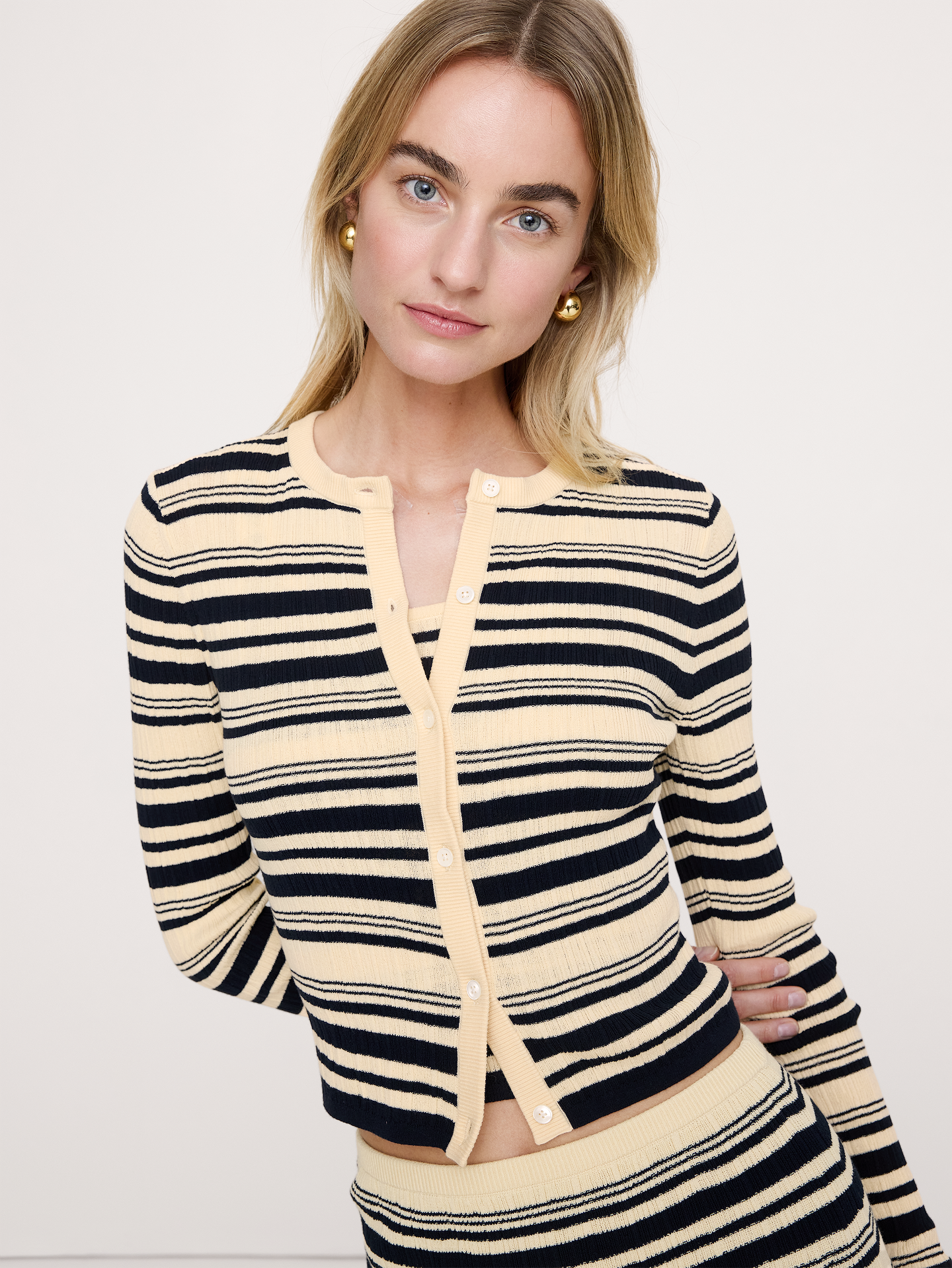L'image numéro 4 présente Cardigan court en tricot froissé