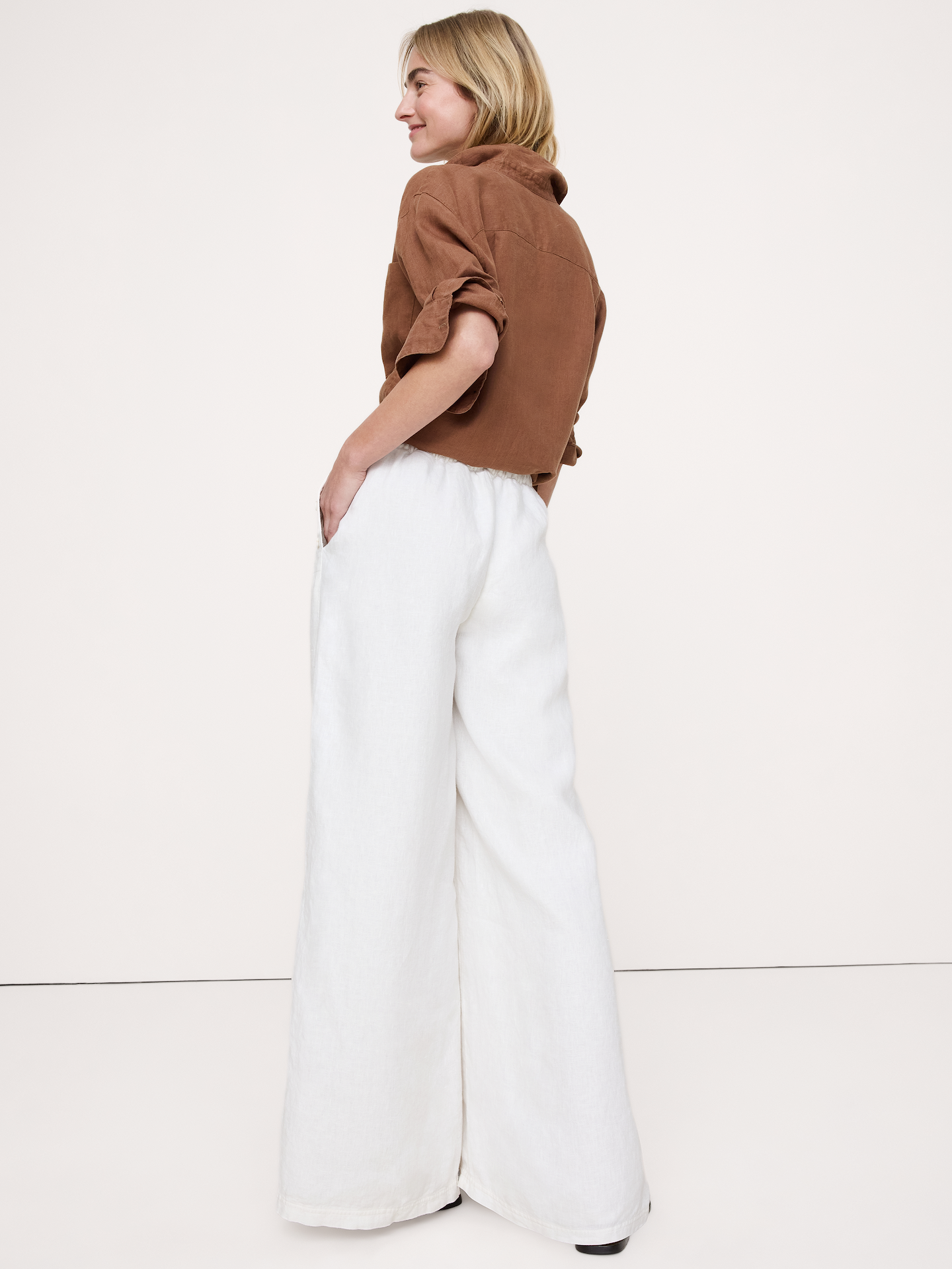 L'image numéro 3 présente Pantalon de marin à taille extensible jambe large et taille haute en lin