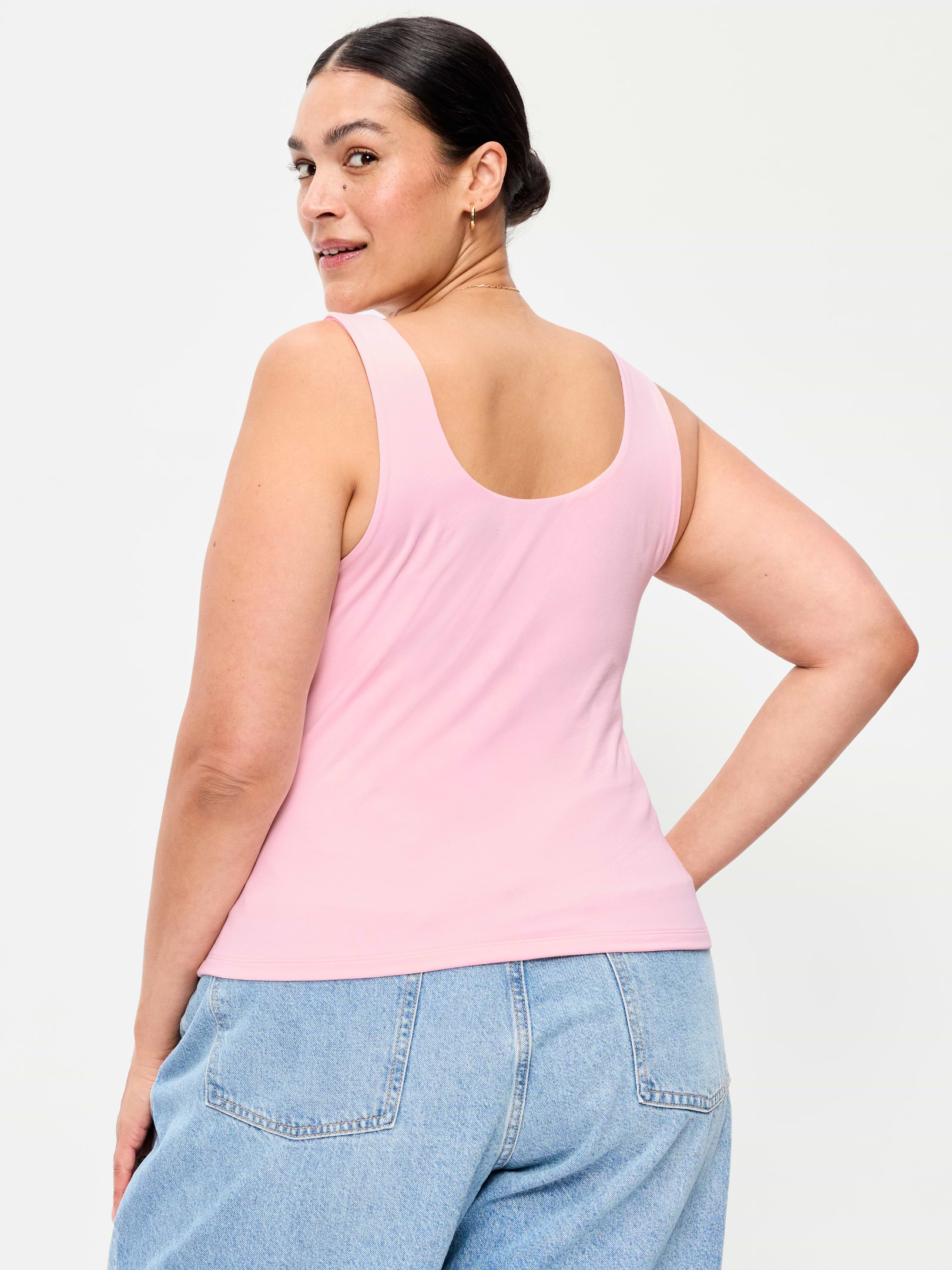 L'image numéro 8 présente Camisole à encolure dégagée en tissu sculptant double épaisseur