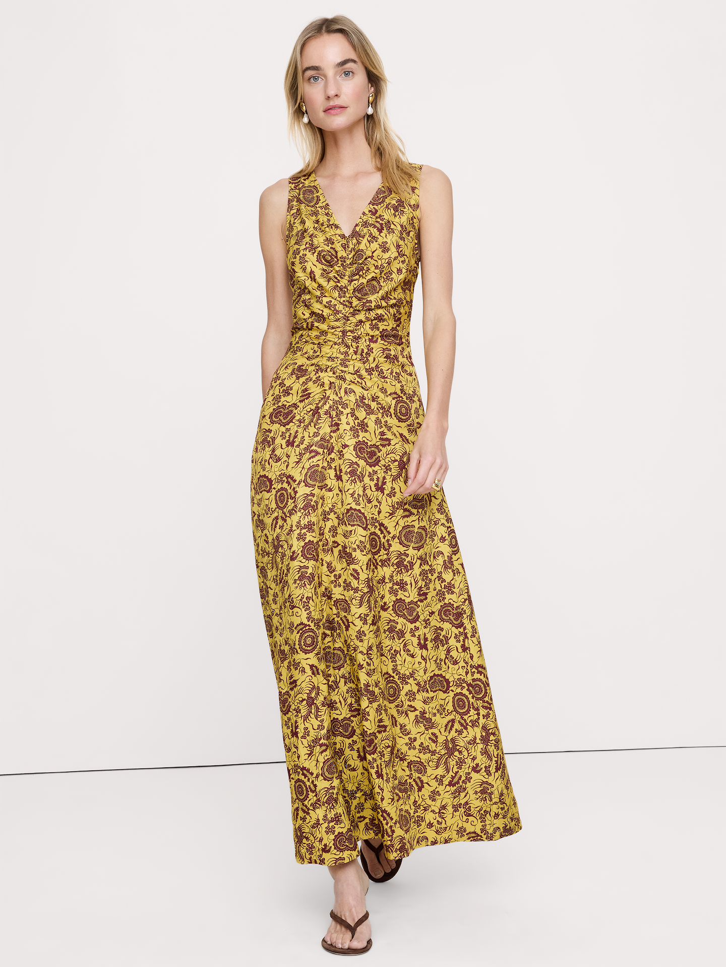 L'image numéro 1 présente Robe longue à encolure en V en lin et viscose