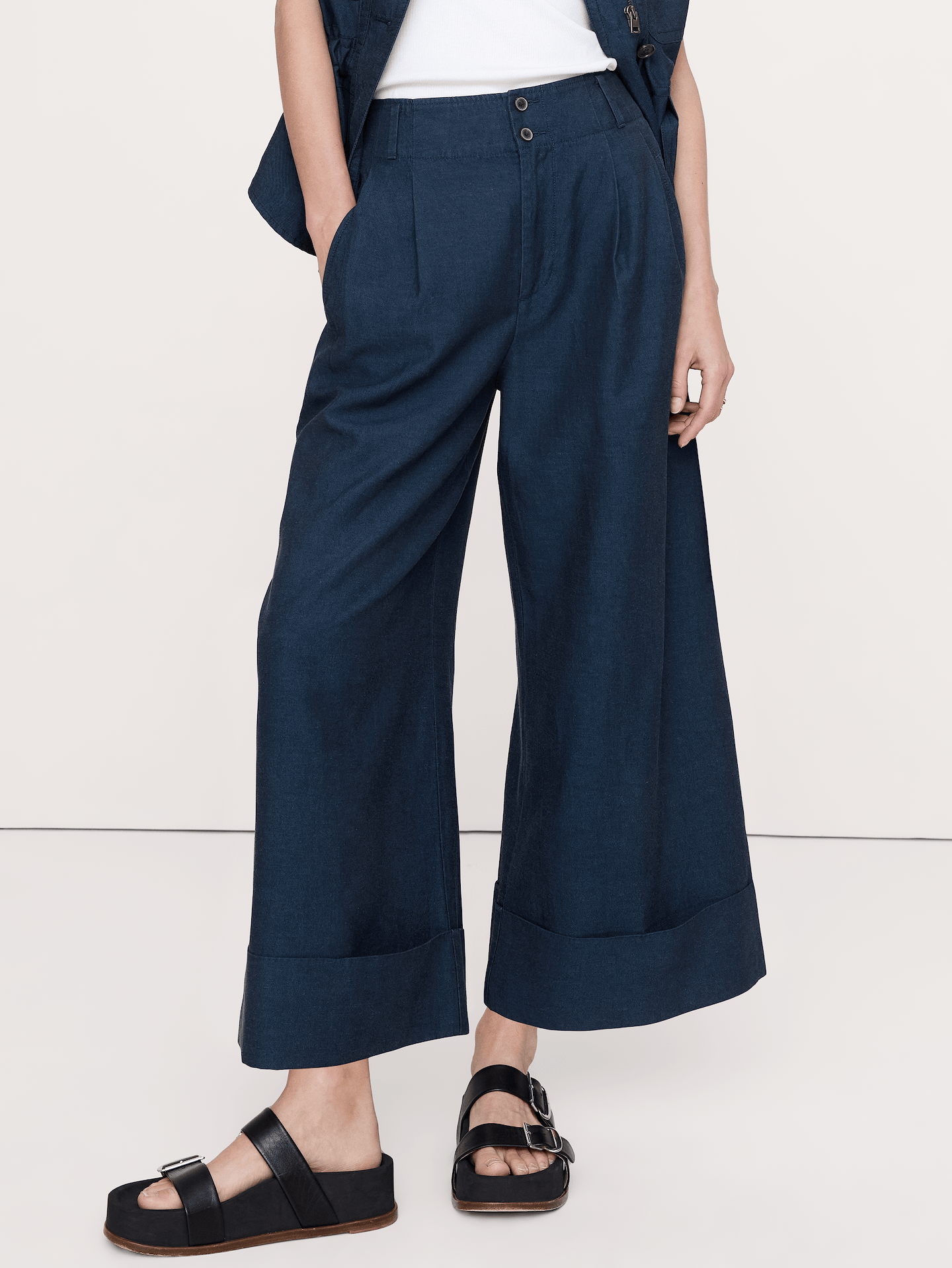 L'image numéro 8 présente Pantalon court à taille haute et jambe large en TENCEL™, coton et lin