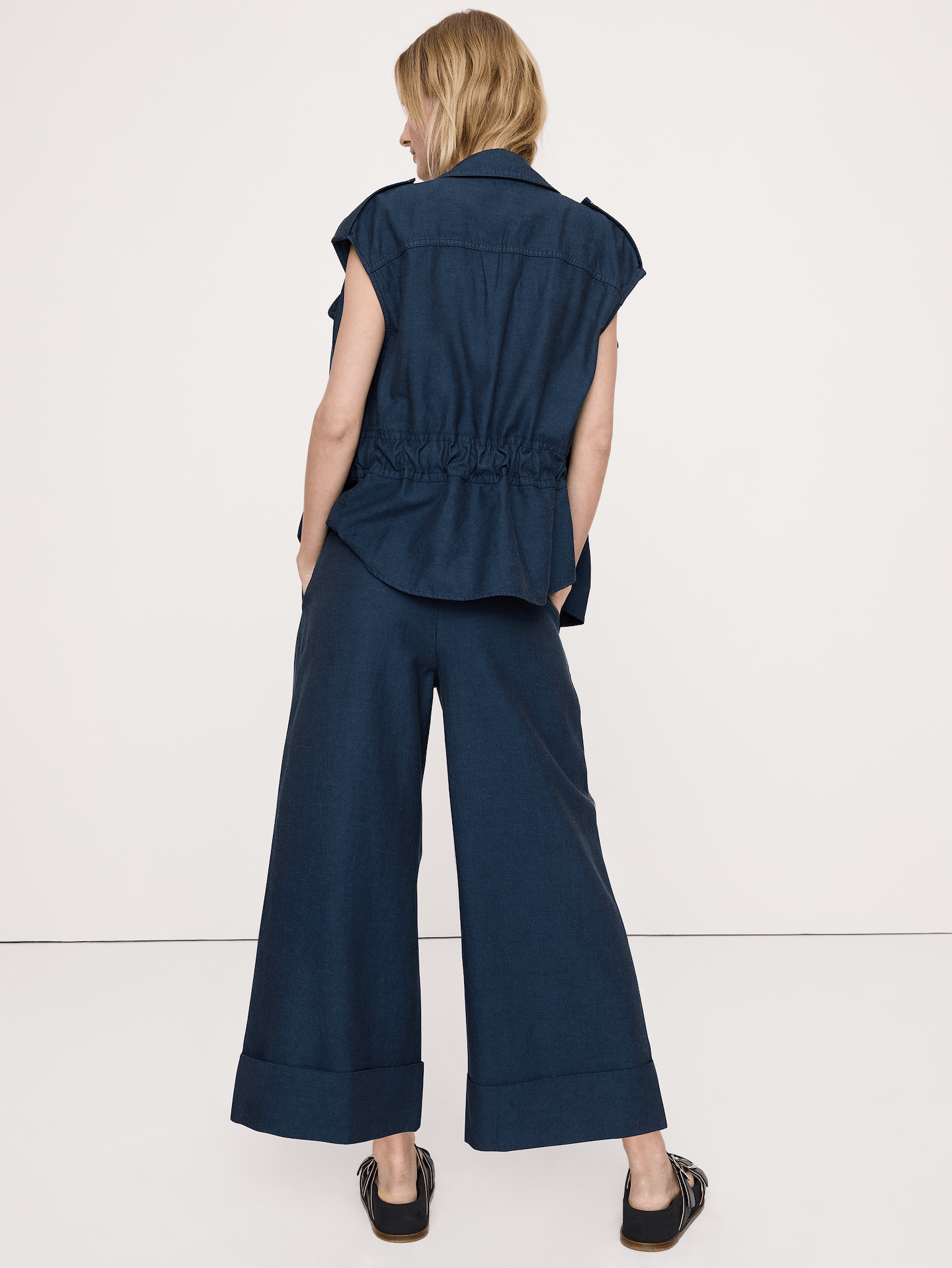 L'image numéro 7 présente Pantalon court à taille haute et jambe large en TENCEL™, coton et lin