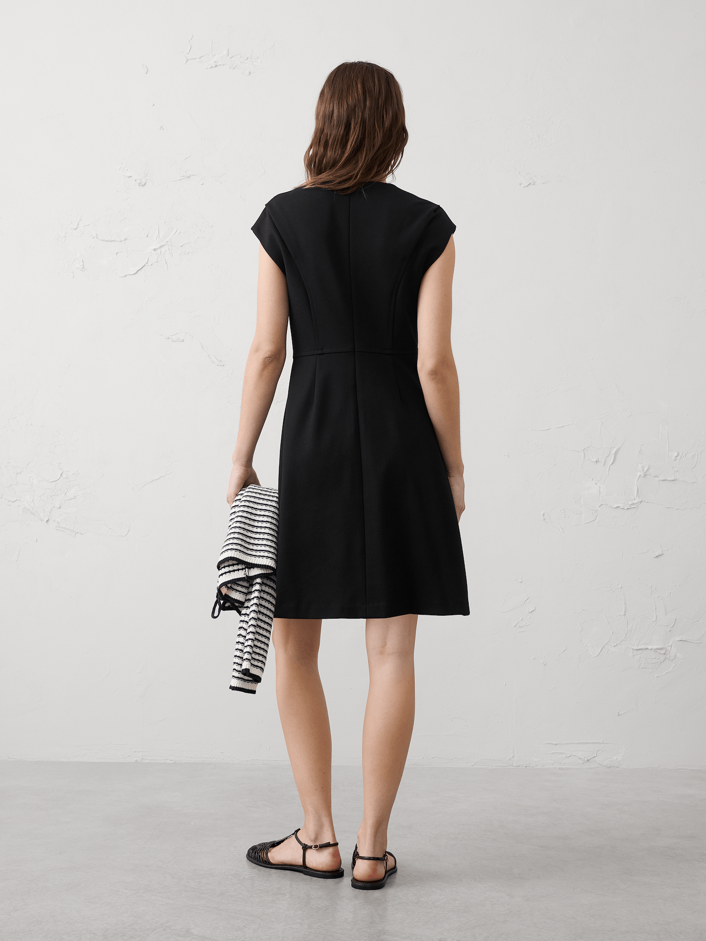 L'image numéro 2 présente Robe courte à silhouette sablier en tricot point de Rome à surpiqûres