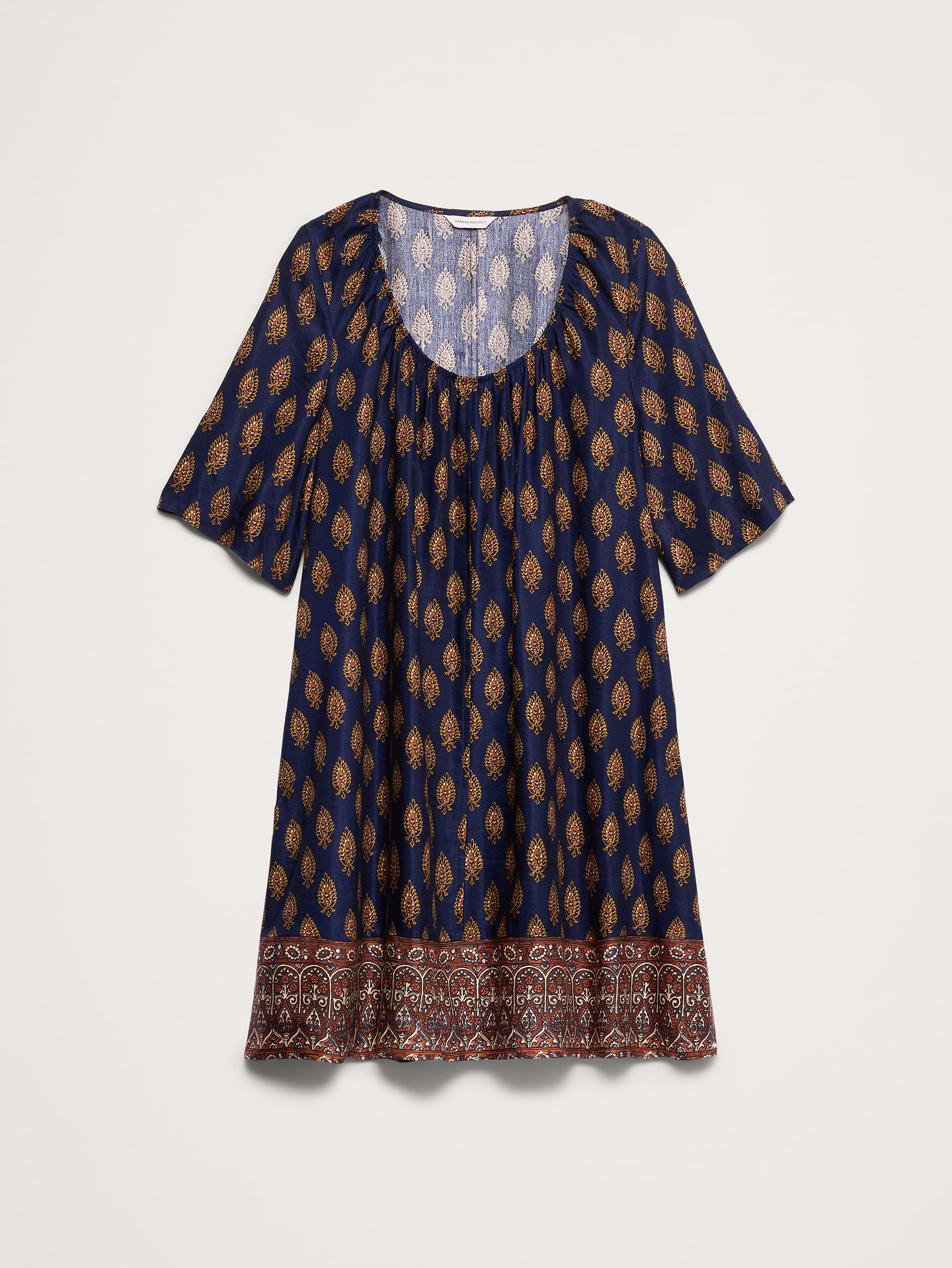 L'image numéro 5 présente Robe courte en lin et viscose à encolure dégagée