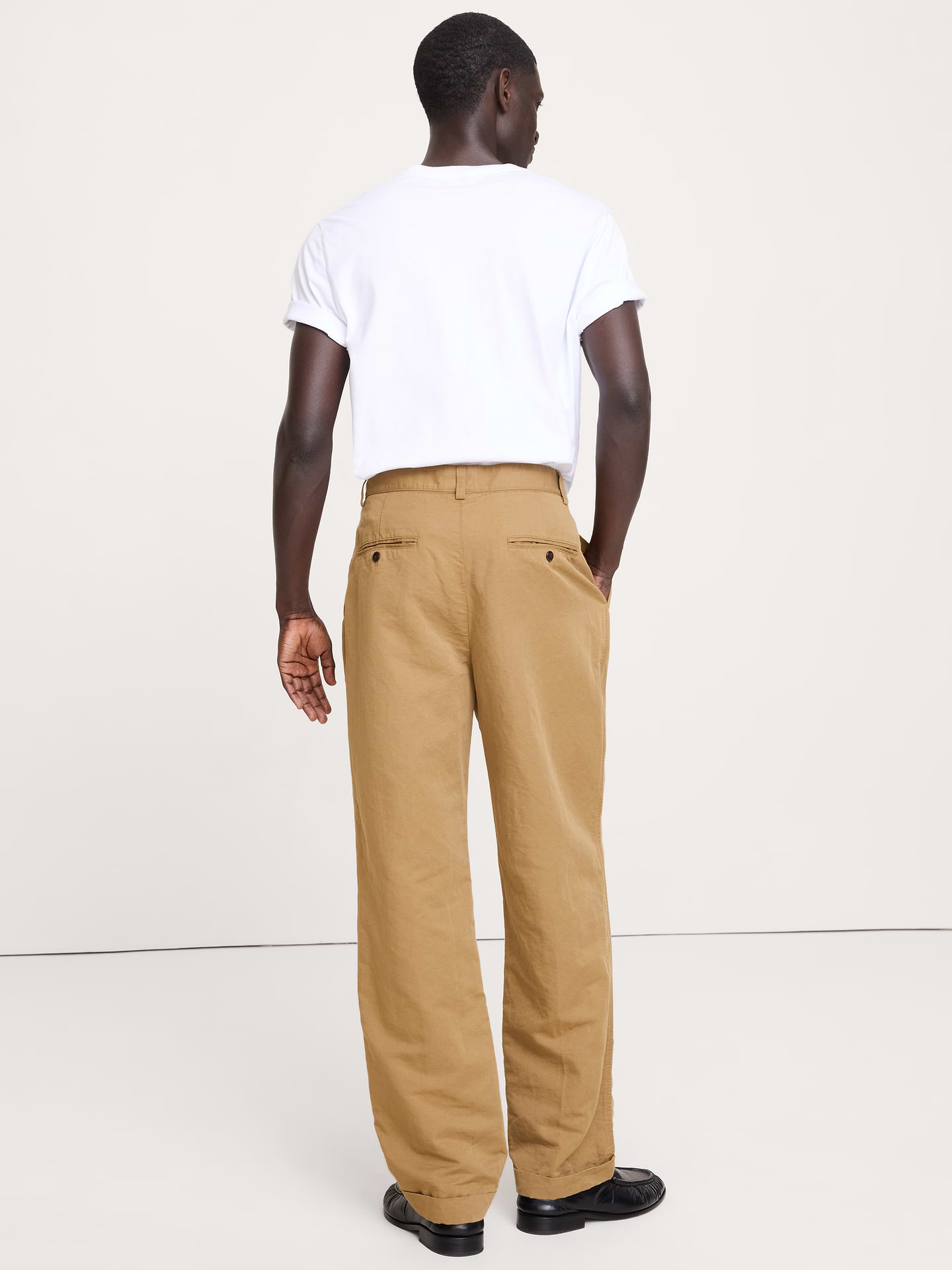 L'image numéro 3 présente Pantalon en lin et coton italien plissé Retour aux archives