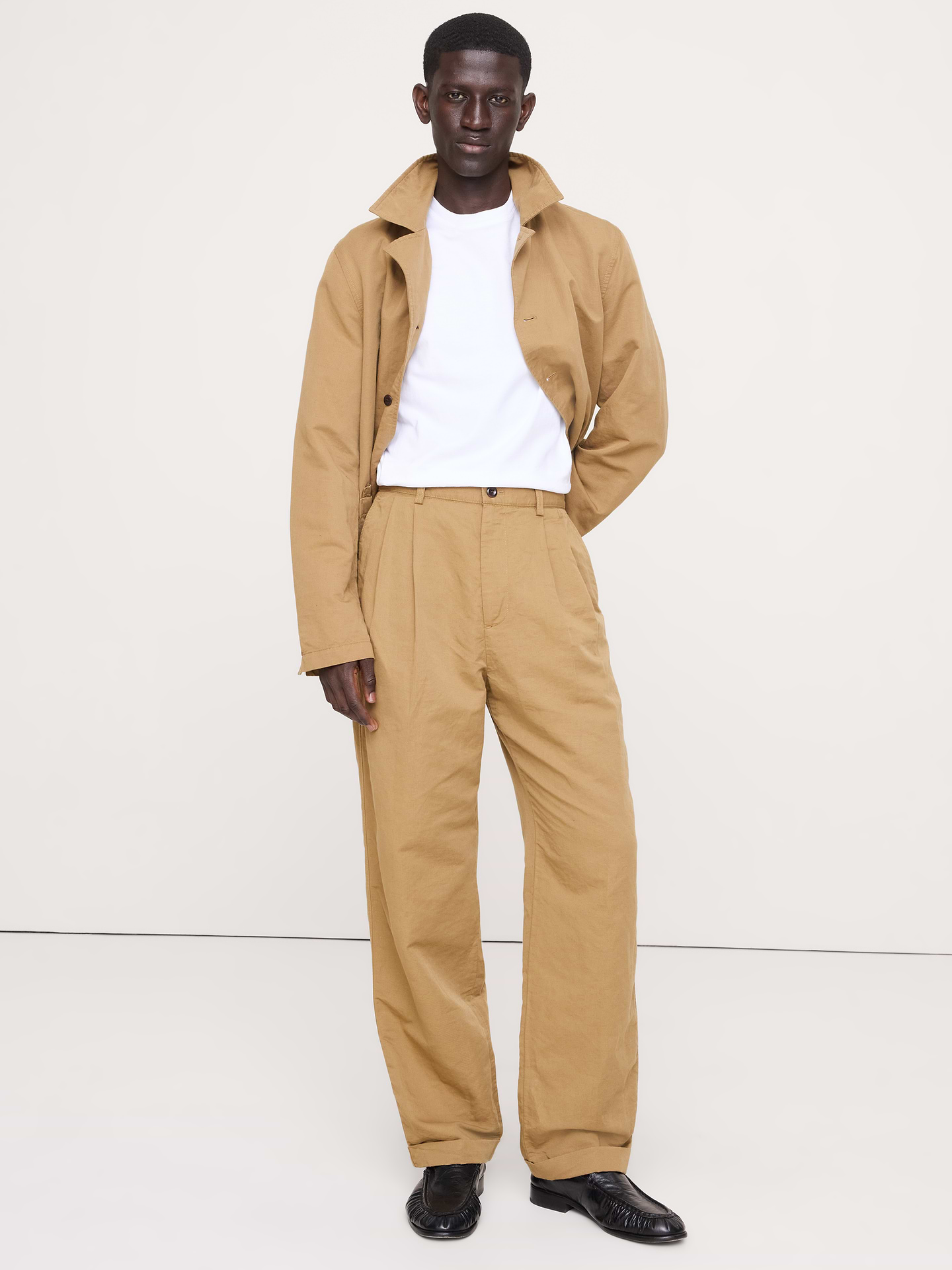 L'image numéro 1 présente Pantalon en lin et coton italien plissé Retour aux archives