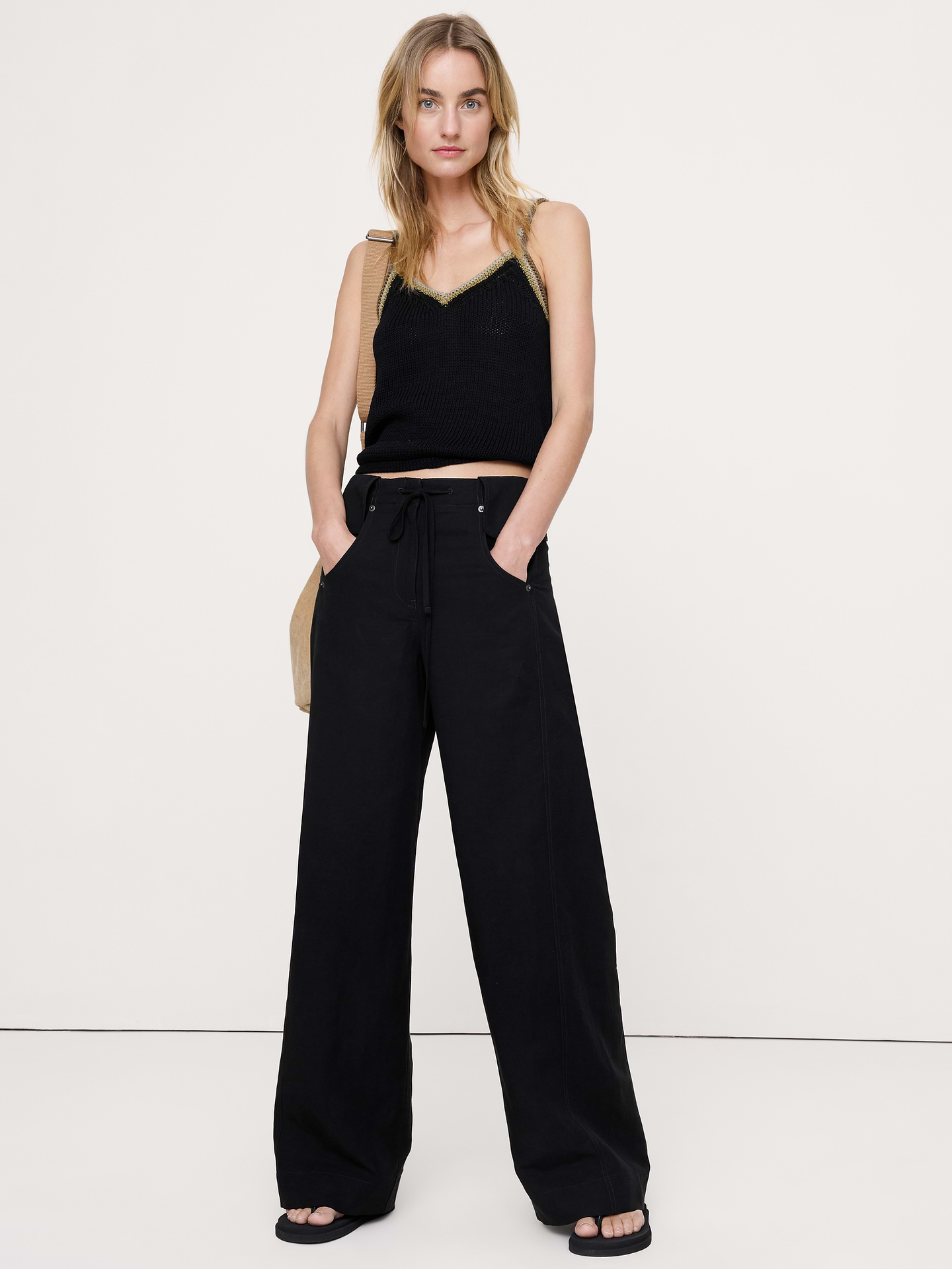 L'image numéro 1 présente Pantalon à jambe large à ceinture repliée en TENCEL™ et lin