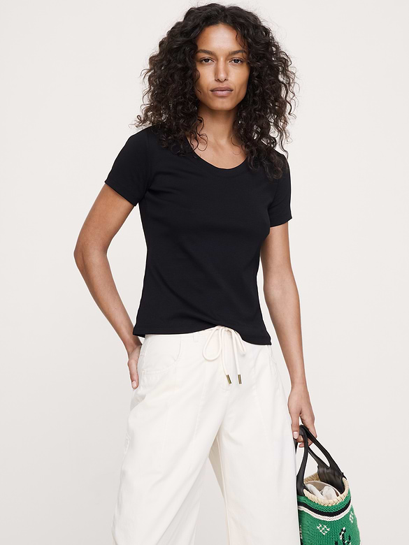 T-shirt minimaliste à encolure dégagée en coton
