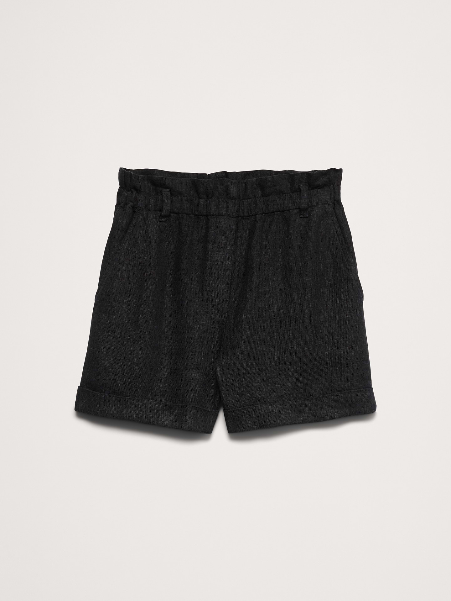 L'image numéro 4 présente Short en lin à taille froncée extensible de 9 cm