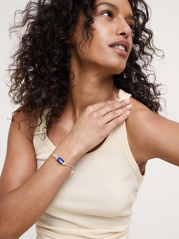 Bracelet cordon orné d’une lapis-lazuli