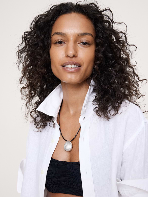 Collier cordon orné d’un coquillage