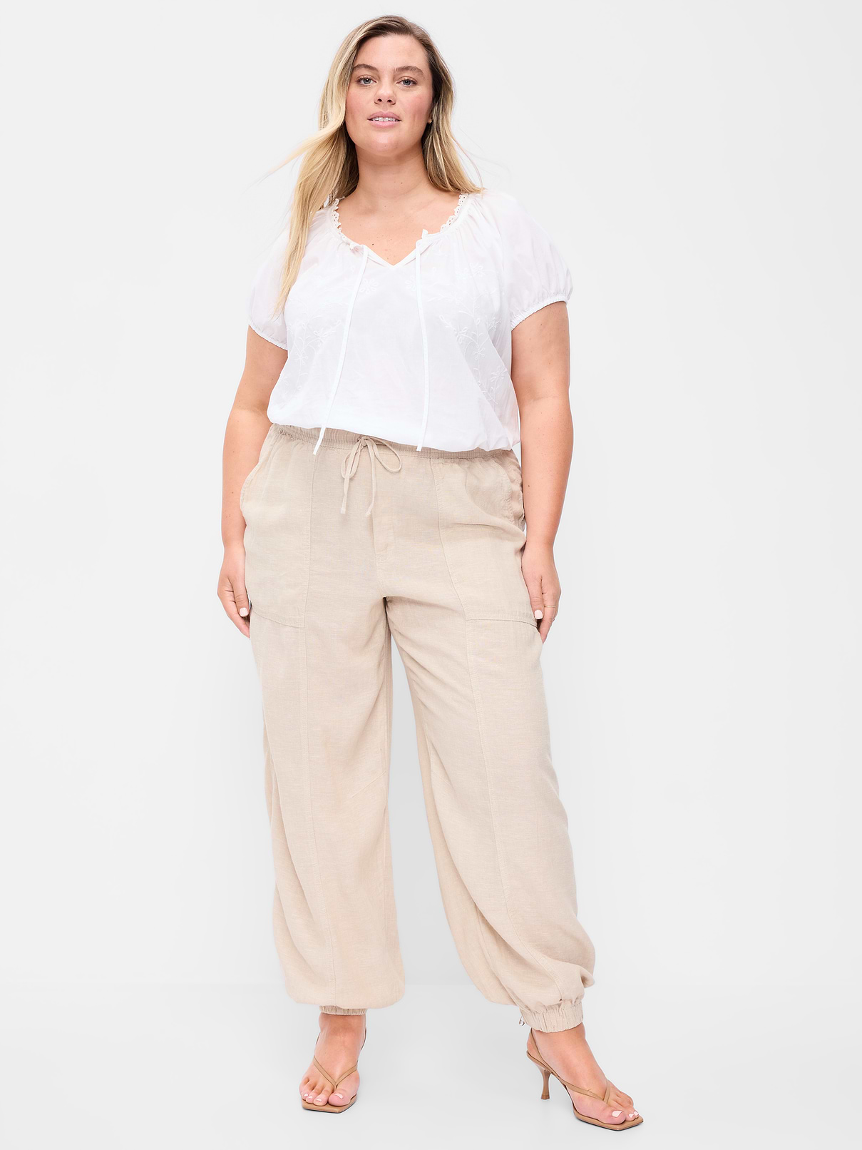 L'image numéro 1 présente Pantalon utilitaire en mélange de lin à taille mi-basse