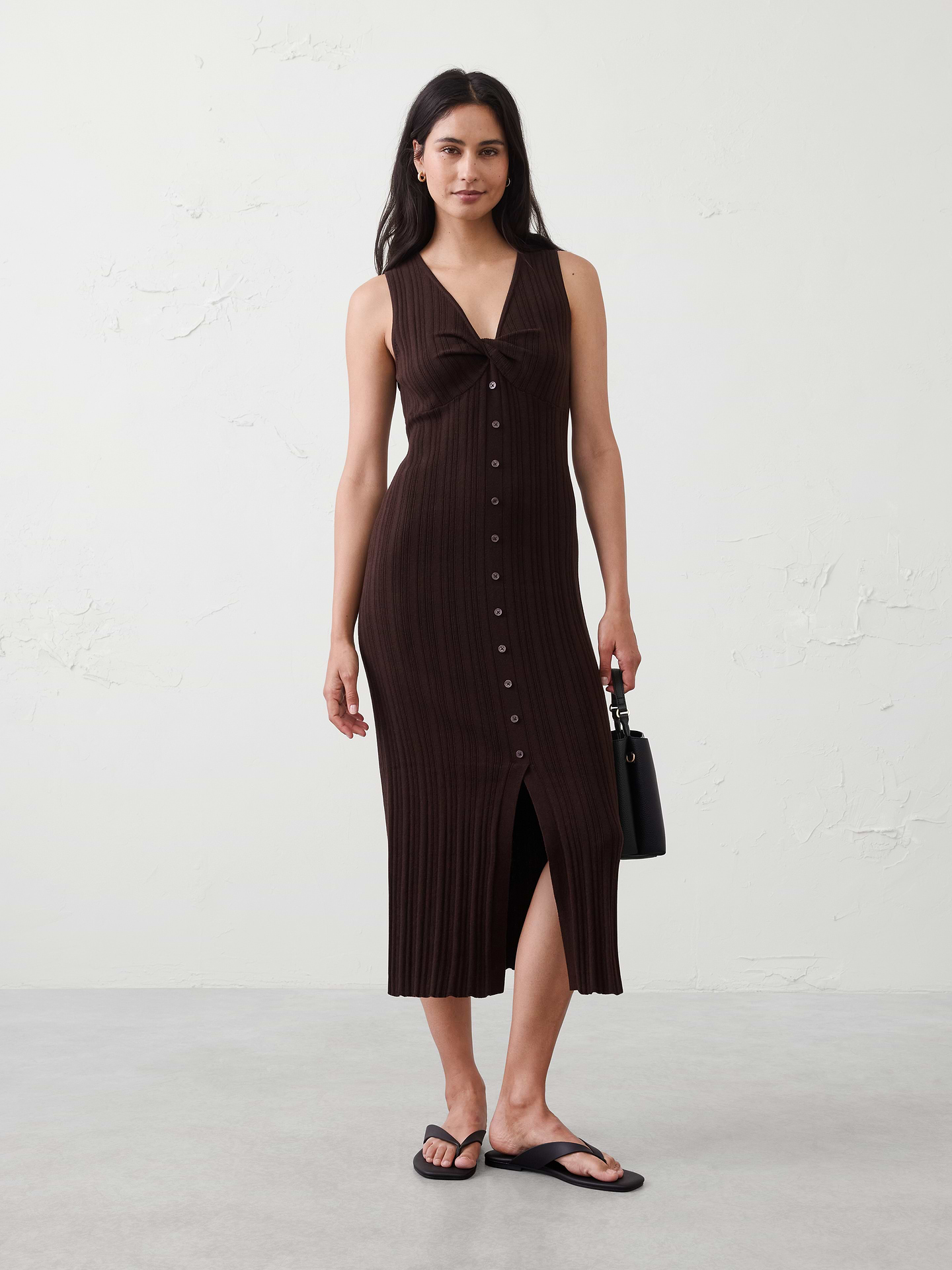 L'image numéro 1 présente Robe mi-longue boutonnée