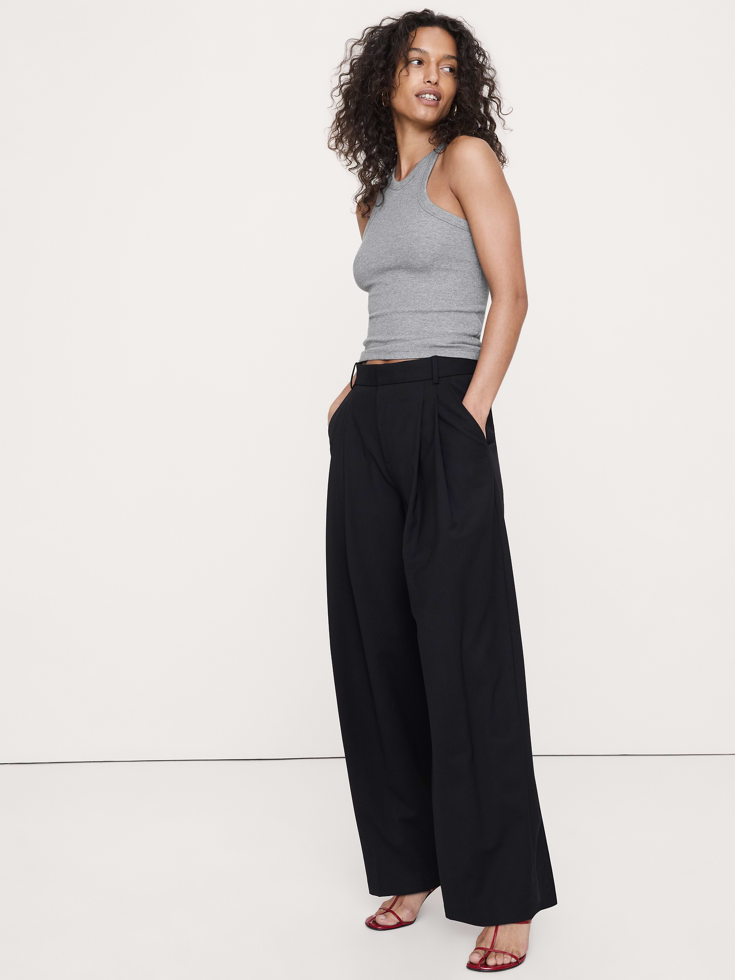 L'image numéro 1 présente Camisole à encolure en V en tissu côtelé