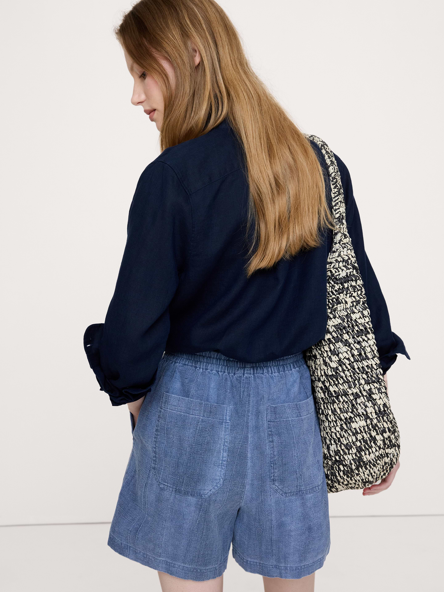L'image numéro 3 présente Short à taille extensible à taille haute en coton de ramie de 10 cm