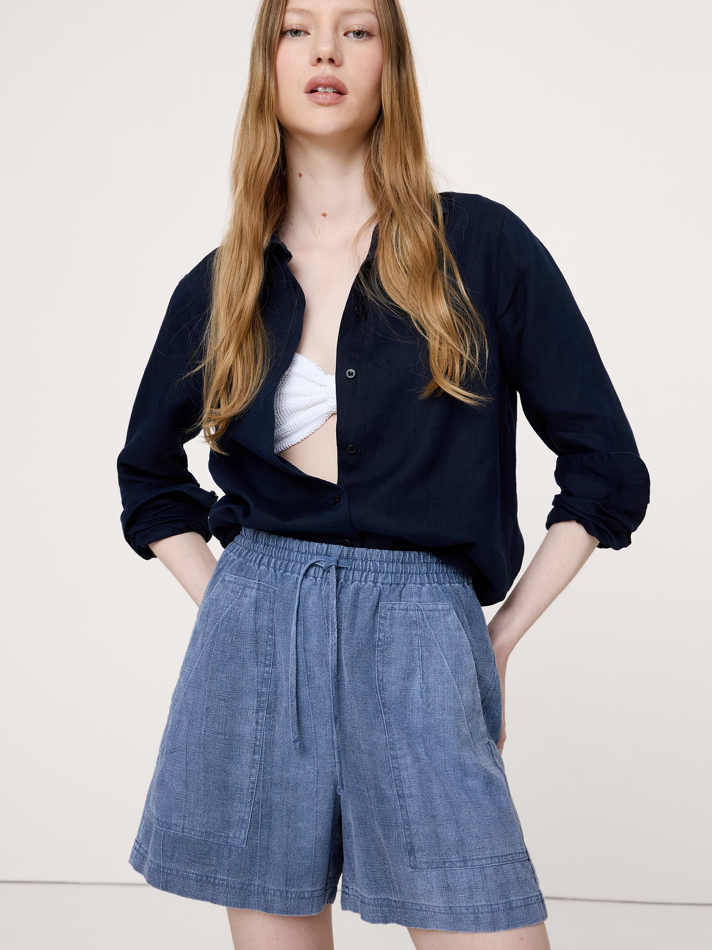 L'image numéro 4 présente Short à taille extensible à taille haute en coton de ramie de 10 cm