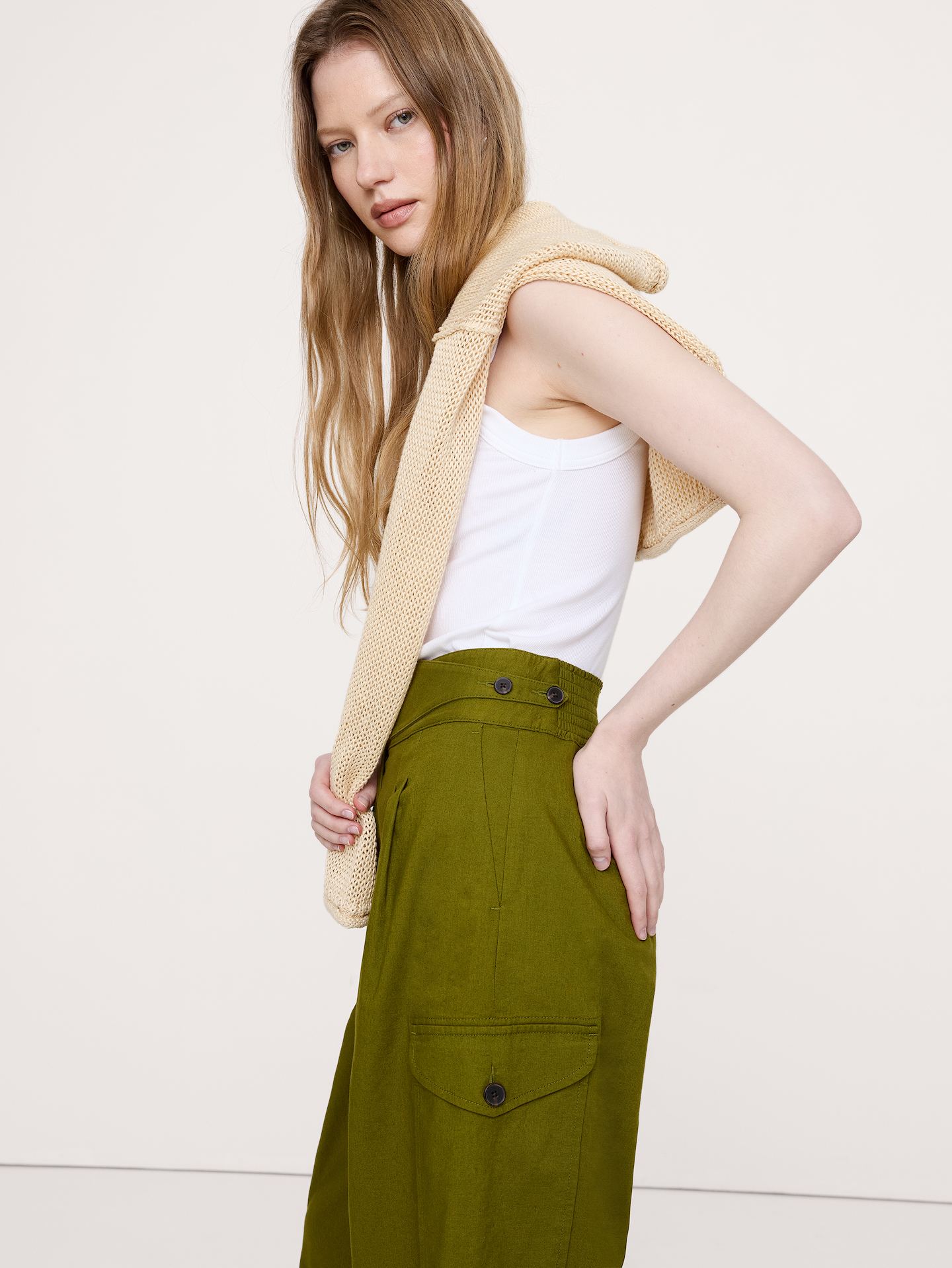 L'image numéro 4 présente Pantalon jambe large à taille haute classique