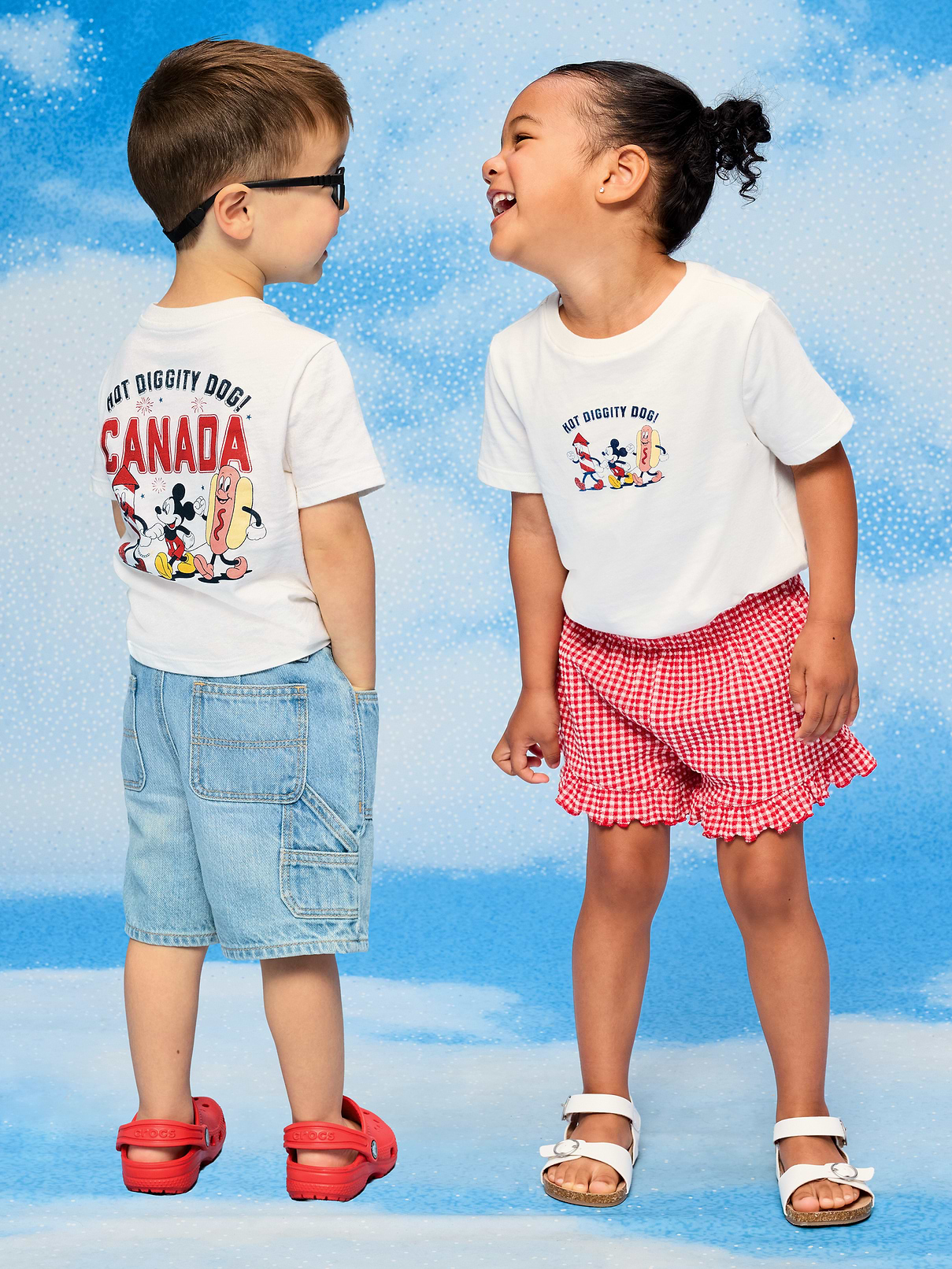 L'image numéro 1 présente T-shirt à imprimé Mickey Mouse Old Navy x Disney unisexe pour tout-petit