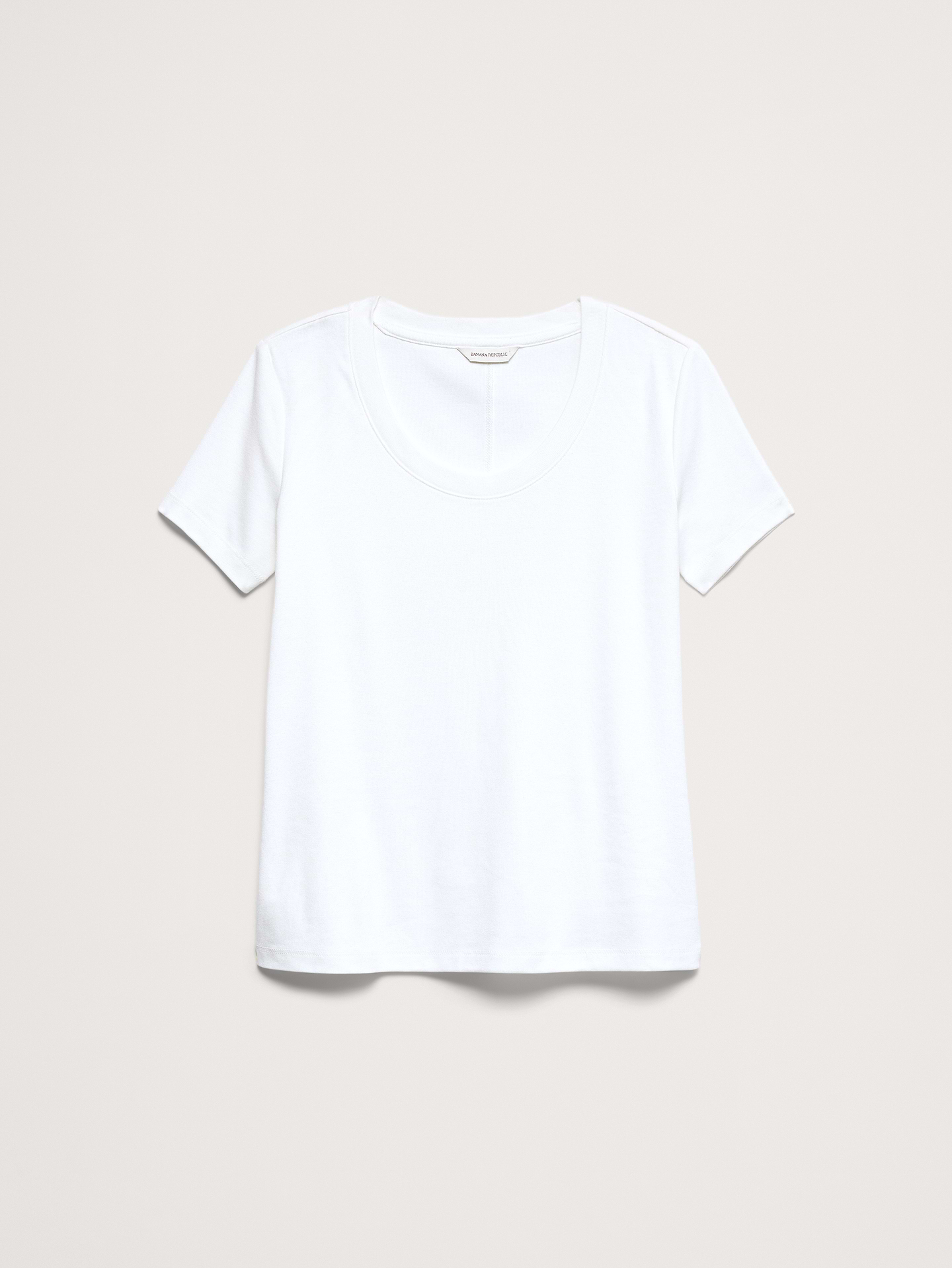 L'image numéro 4 présente T-shirt minimaliste à encolure dégagée en coton