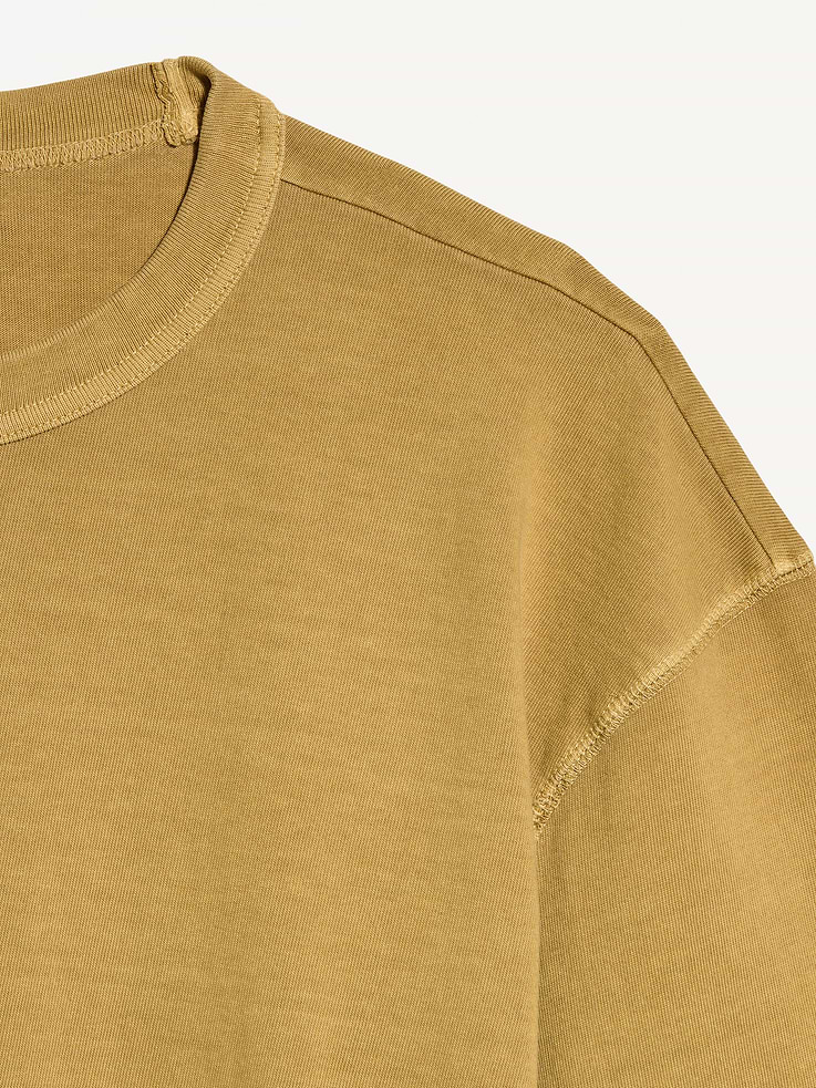 L'image numéro 4 présente T-shirt court en tissu épais teint en plongée
