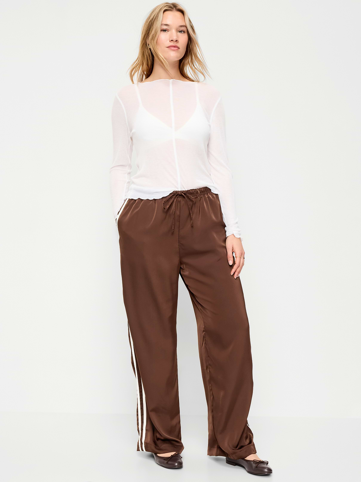 L'image numéro 6 présente Pantalon d’entraînement à taille haute en satin