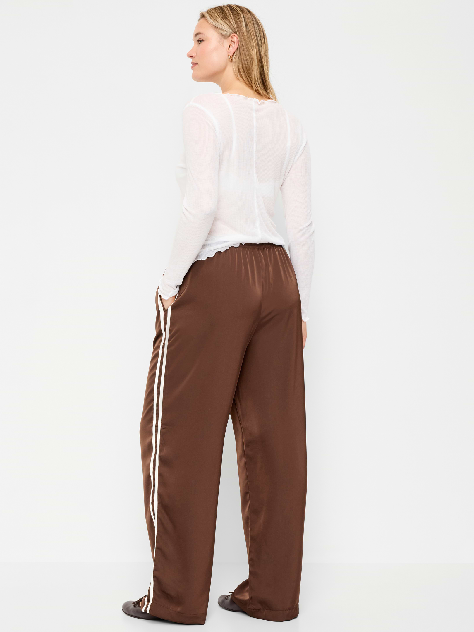 L'image numéro 7 présente Pantalon d’entraînement à taille haute en satin