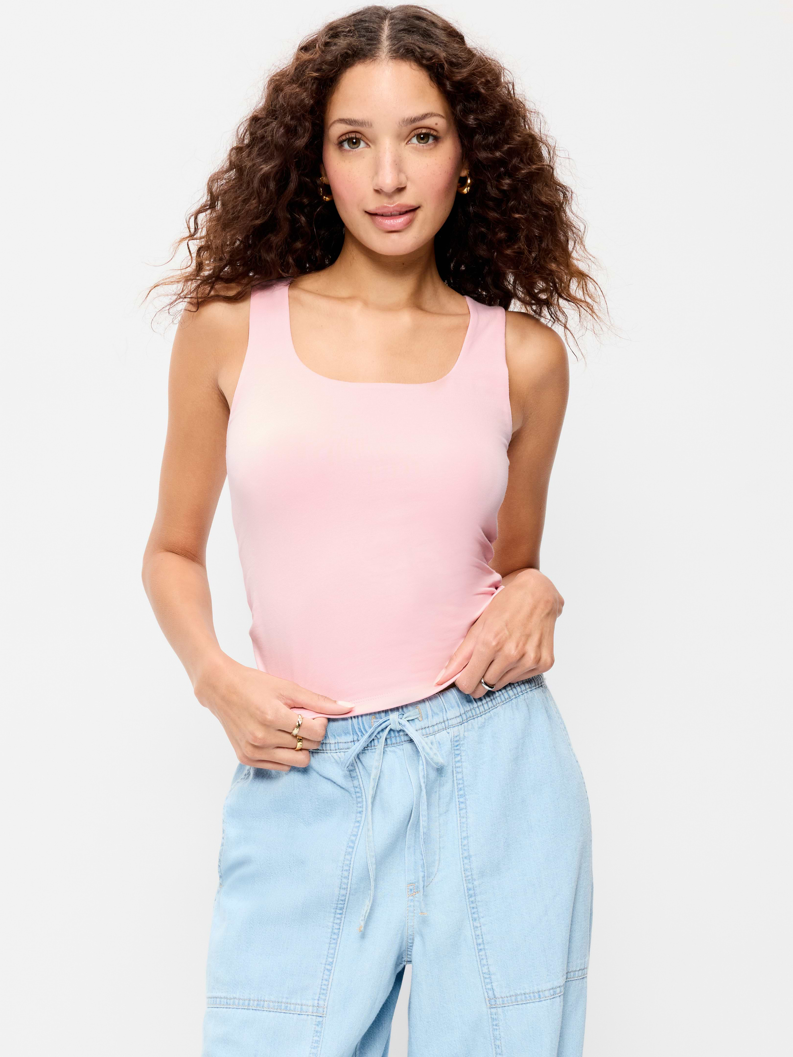 L'image numéro 1 présente Camisole à encolure dégagée en tissu sculptant double épaisseur