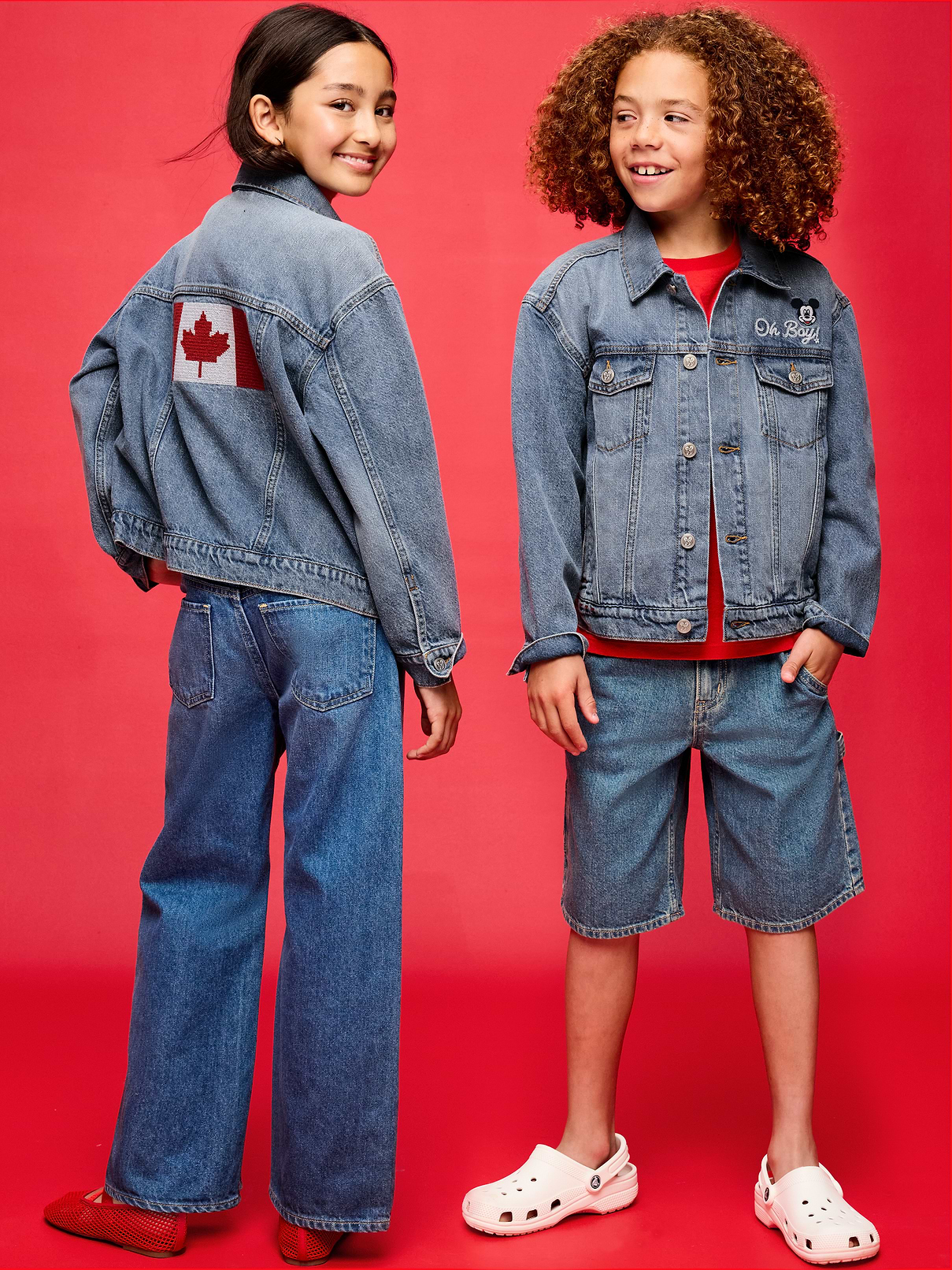 L'image numéro 1 présente Veste de camionneur en denim à logo Mickey Mouse Old Navy x Disney unisexe pour enfant
