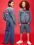 L'image numéro 1 présente Veste de camionneur en denim à logo Mickey Mouse Old Navy x Disney unisexe pour enfant