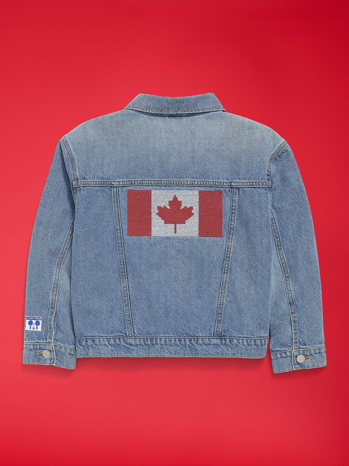 L'image numéro 3 présente Veste de camionneur en denim à logo Mickey Mouse Old Navy x Disney unisexe pour enfant