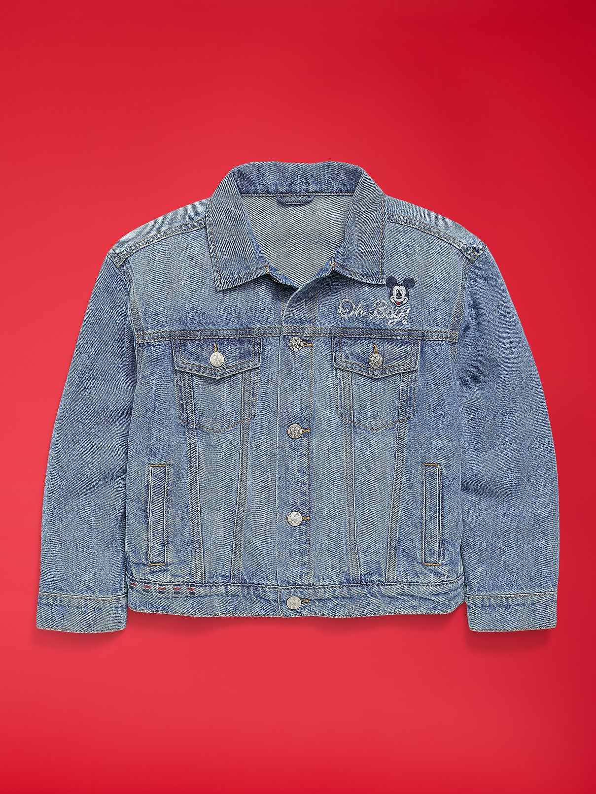 L'image numéro 2 présente Veste de camionneur en denim à logo Mickey Mouse Old Navy x Disney unisexe pour enfant
