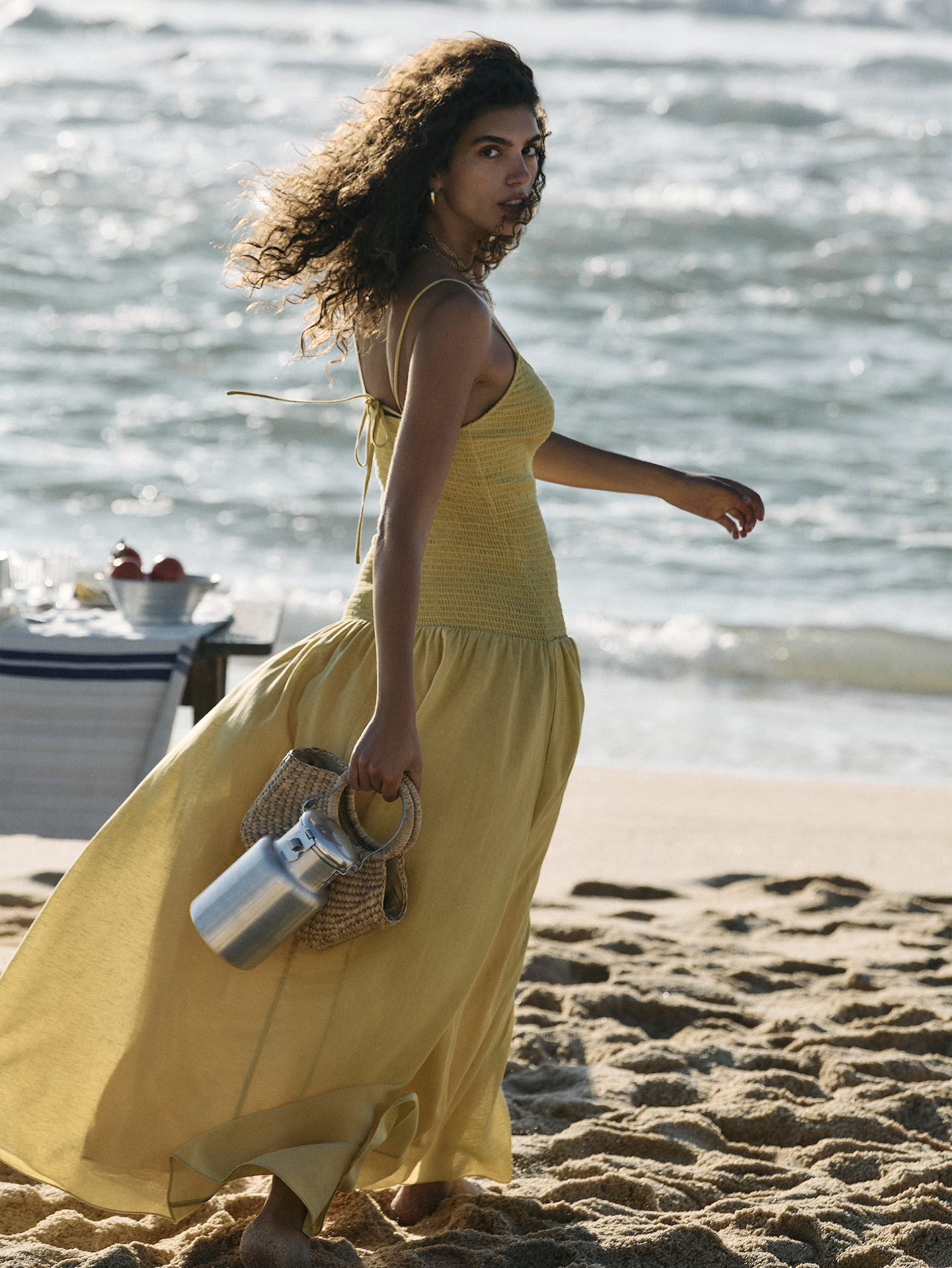 L'image numéro 7 présente Robe longue en voile de lin et coton à smocks
