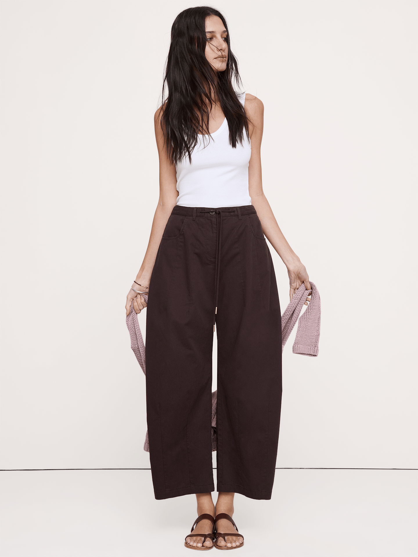 L'image numéro 1 présente Pantalon coupe baril taille mi-basse en popeline de coton