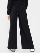 L'image numéro 2 présente Pantalon à jambe large en tricot de jersey à rabat pour fille