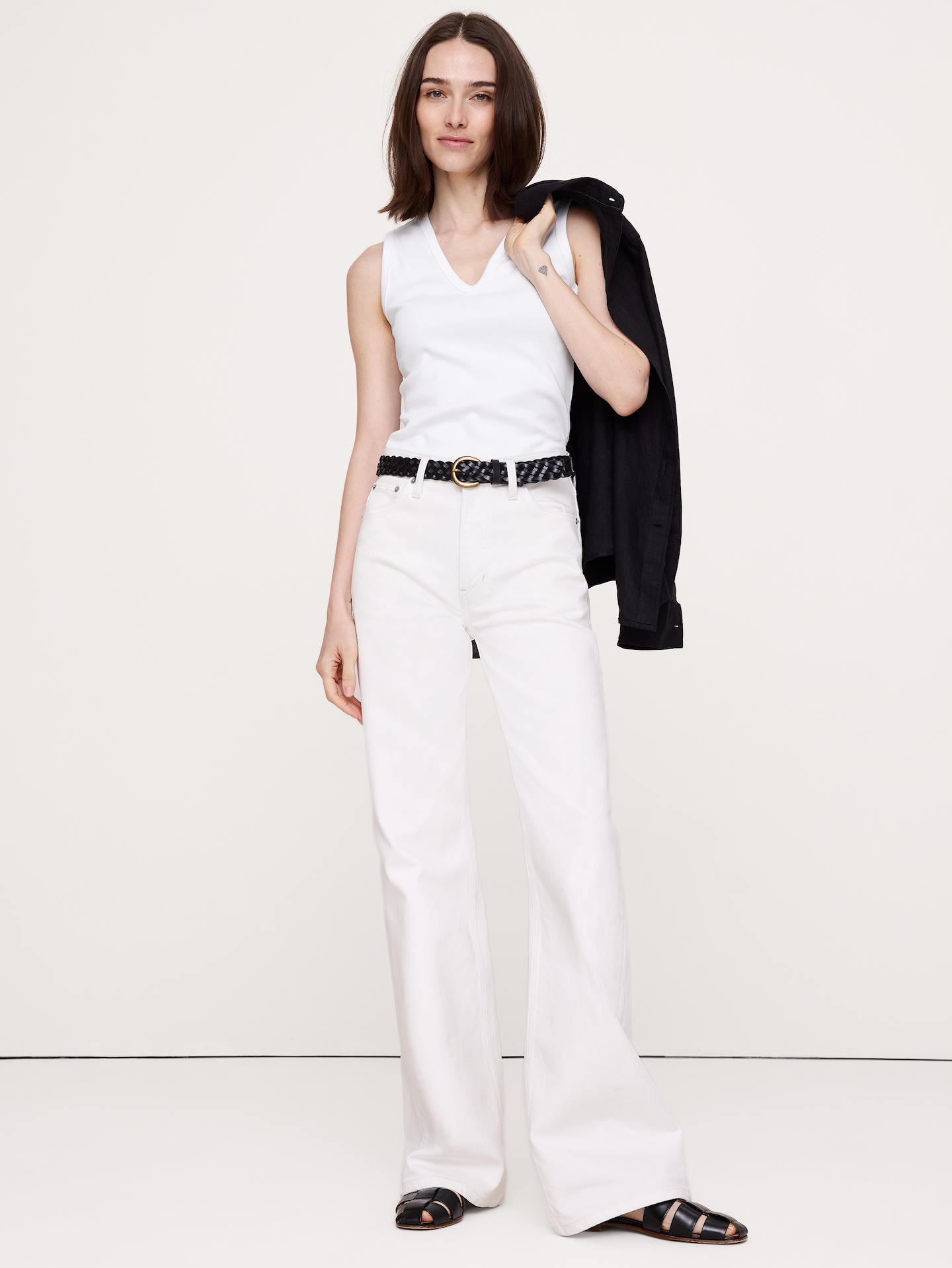 L'image numéro 1 présente Camisole minimaliste à encolure en V en coton