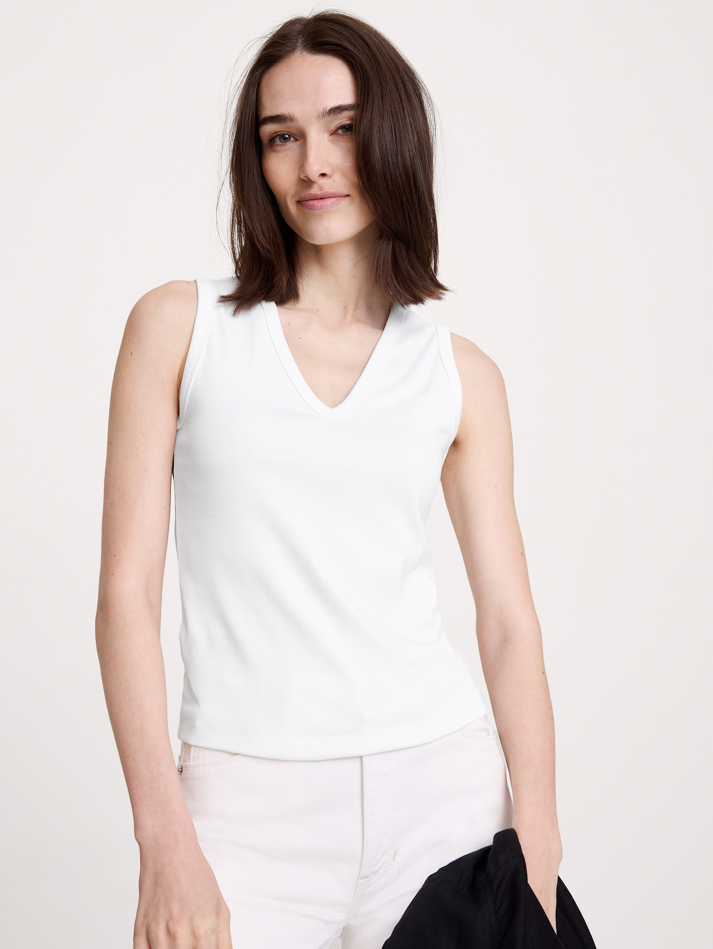L'image numéro 3 présente Camisole minimaliste à encolure en V en coton