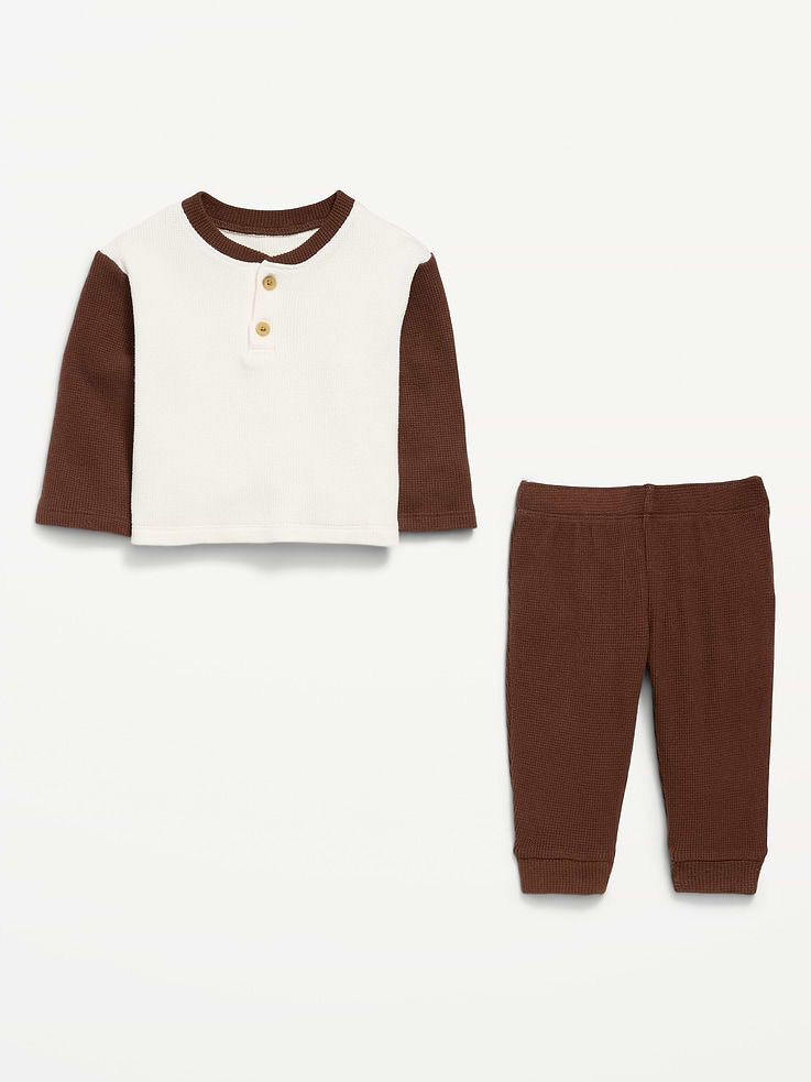 Image 2 de 2, Ensemble avec pantalon et  haut henley à manches longues en tricot gaufré pour bébé