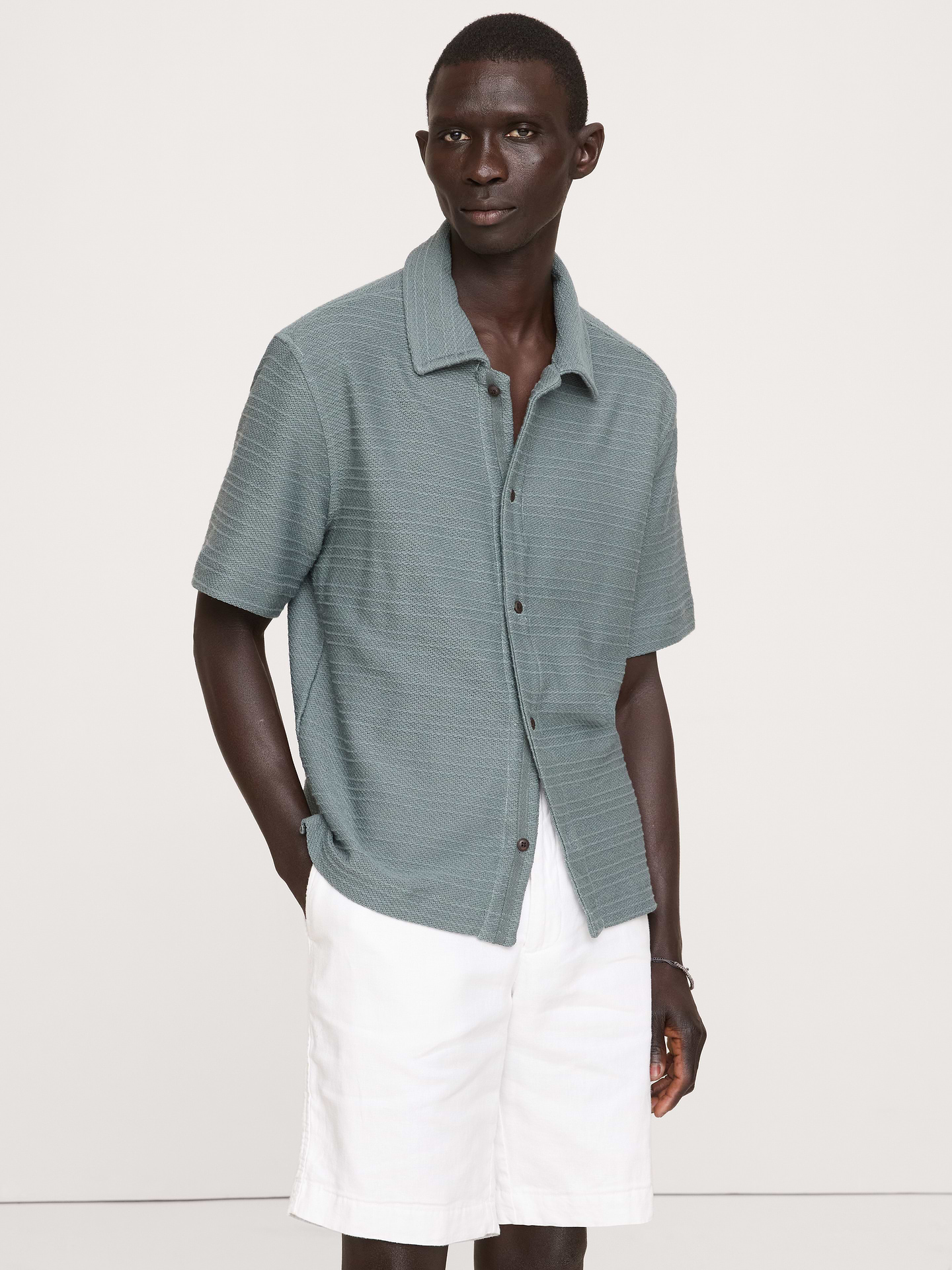 L'image numéro 1 présente Chemise de vacances en tricot de sergé