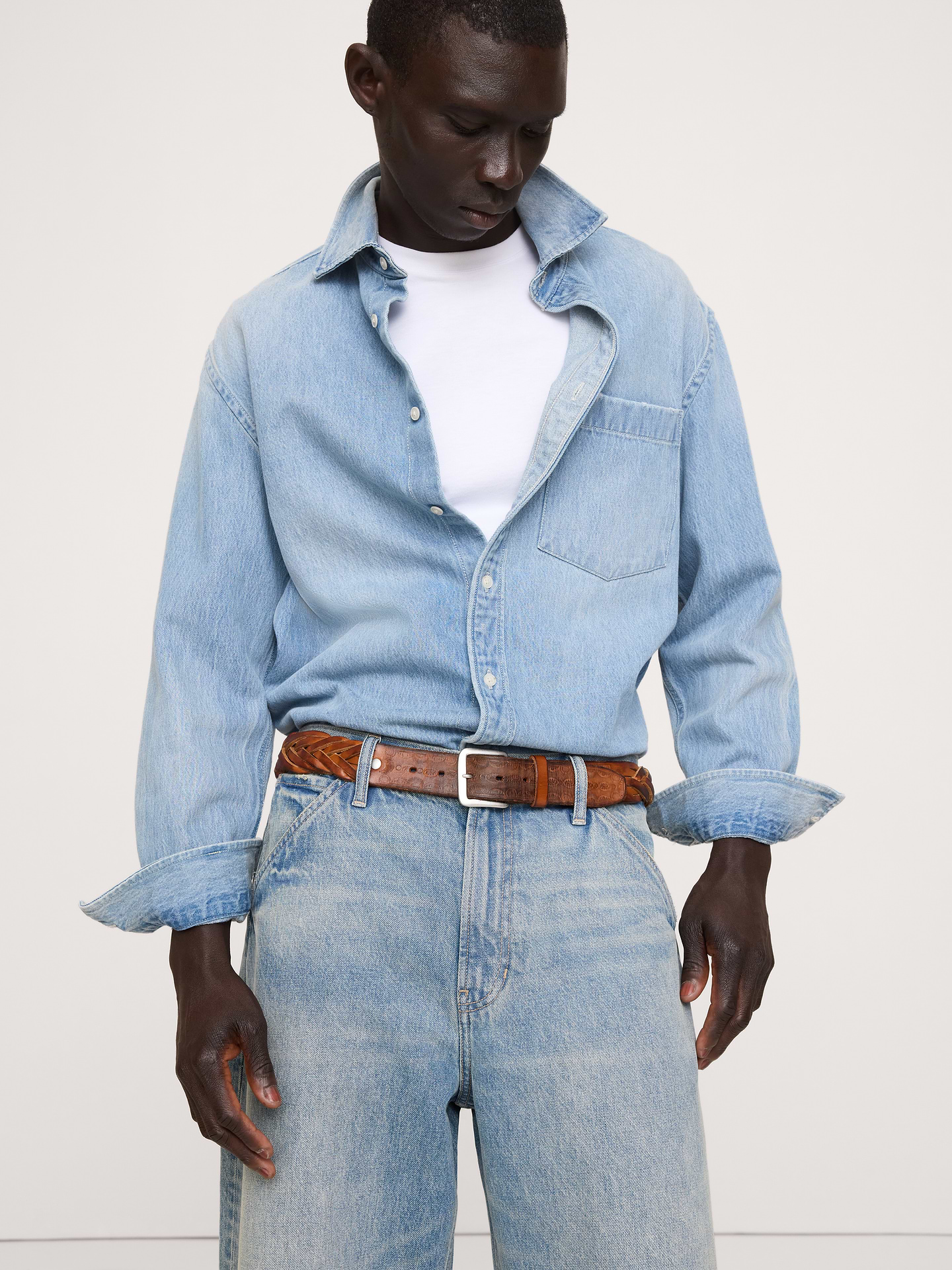 L'image numéro 2 présente Ceinture en cuir repoussé tressé