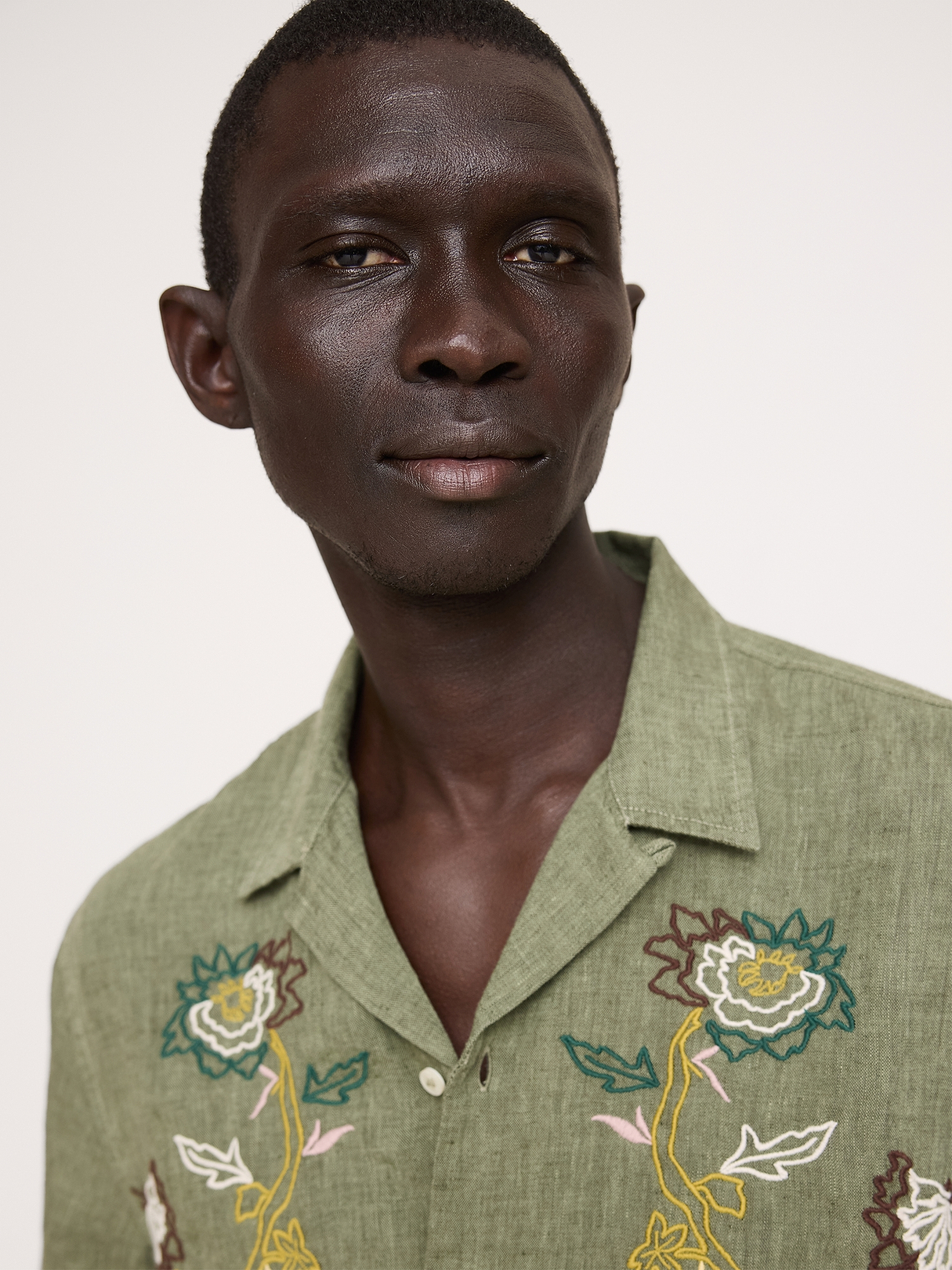 Standard-Fit Embroidered Linen Resort Shirt | Banana Republic