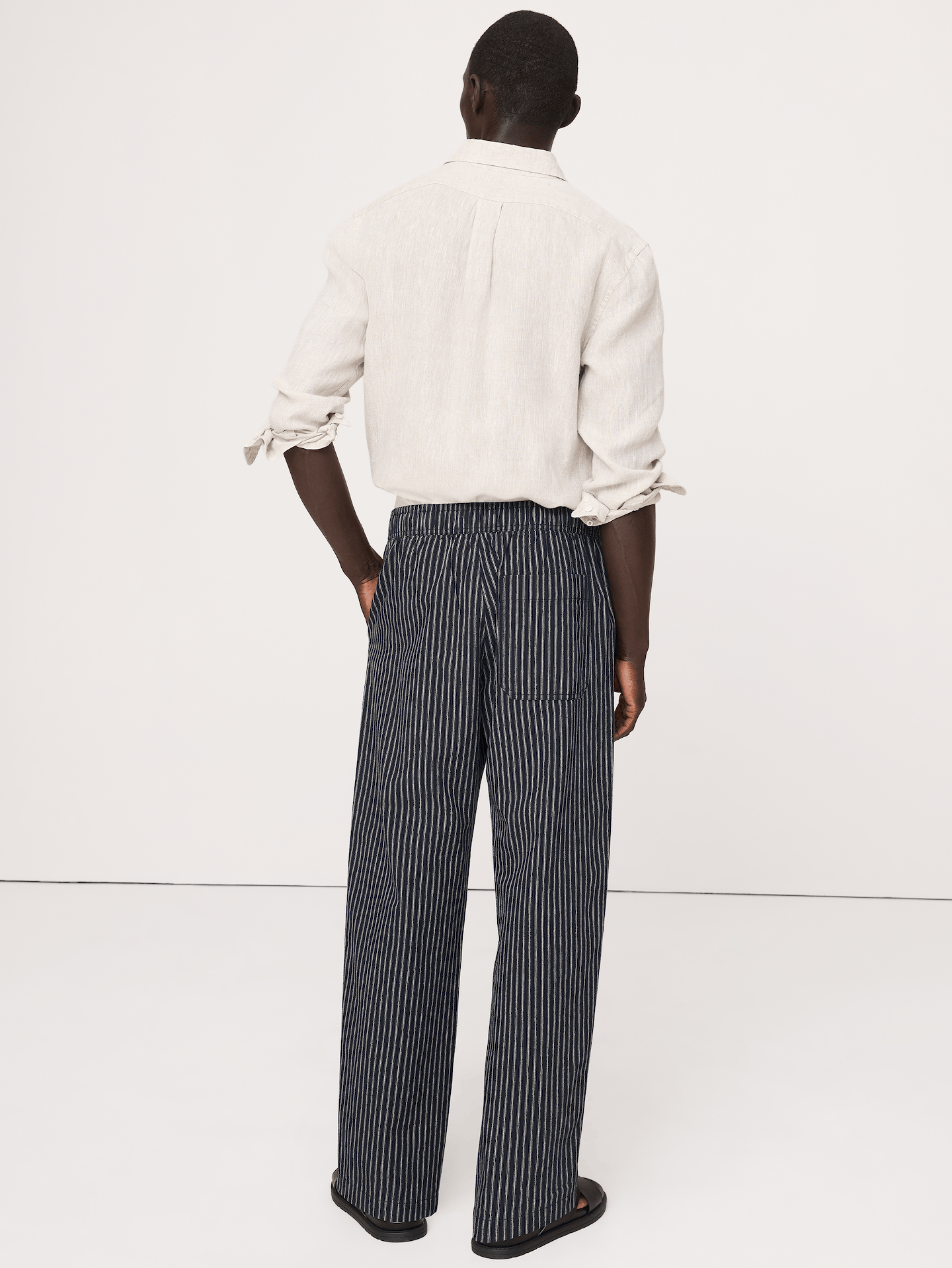 L'image numéro 6 présente Pantalon décontracté à taille extensible en lin et coton à plis