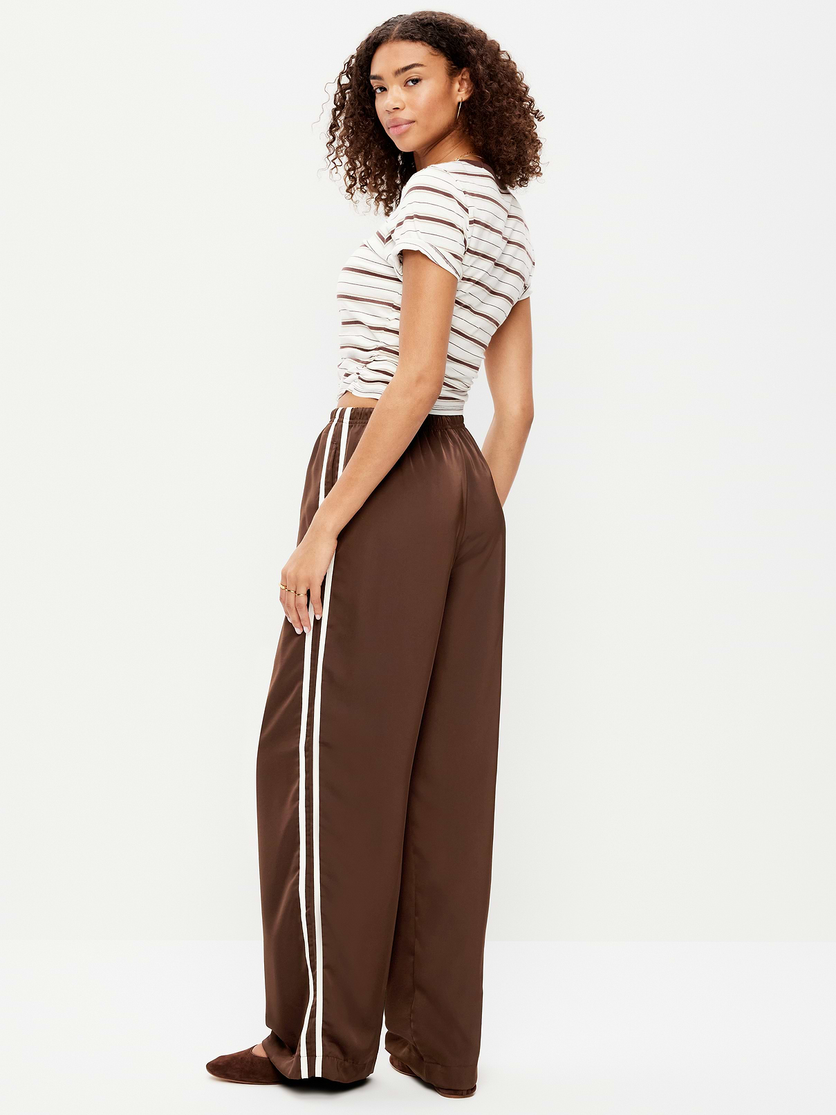 L'image numéro 3 présente Pantalon d’entraînement à taille haute en satin