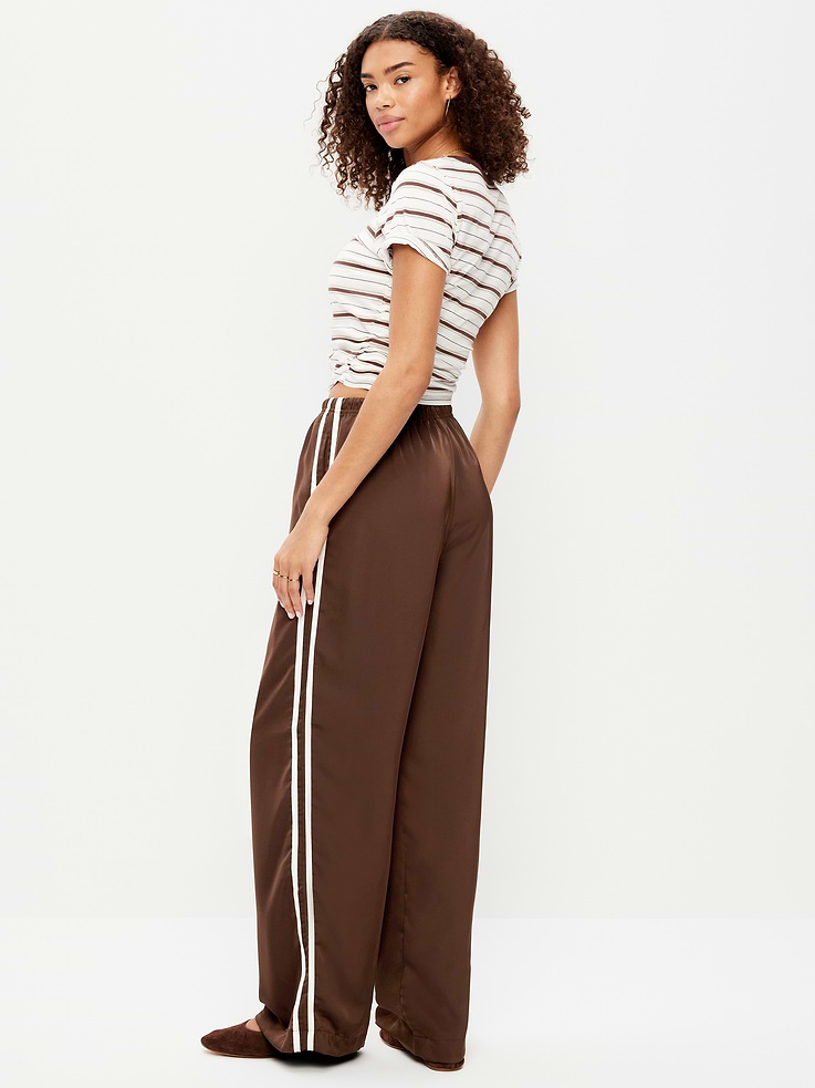 L'image numéro 3 présente Pantalon d’entraînement à taille haute en satin