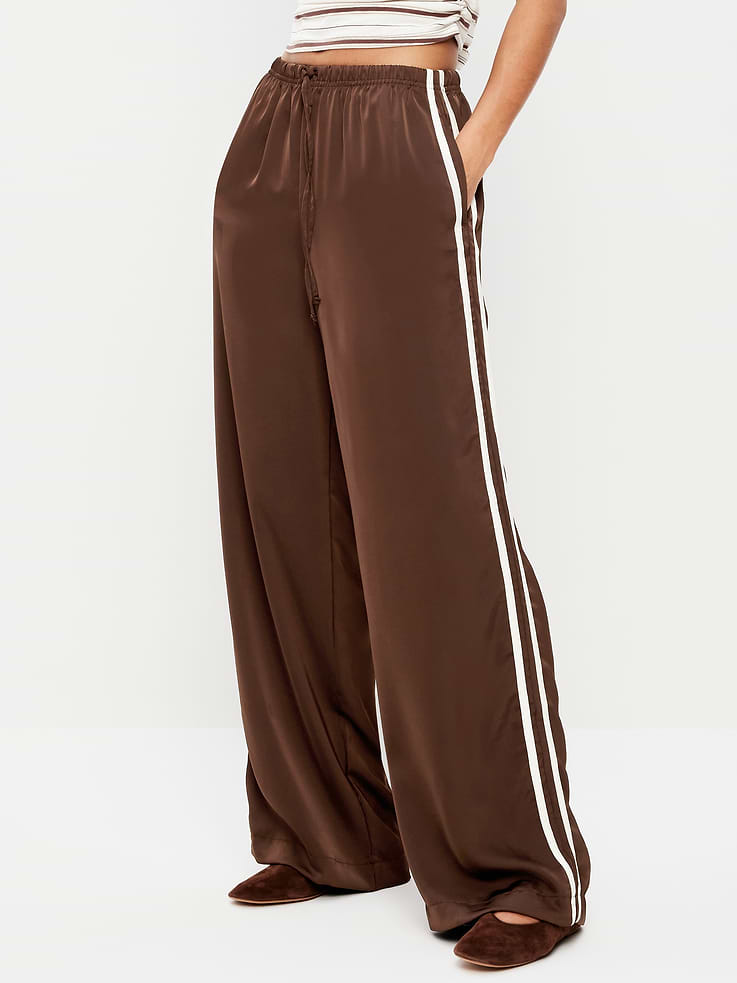 L'image numéro 2 présente Pantalon d’entraînement à taille haute en satin
