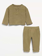 L'image numéro 3 présente Ensemble avec pantalon et  haut henley à manches longues en tricot gaufré pour bébé