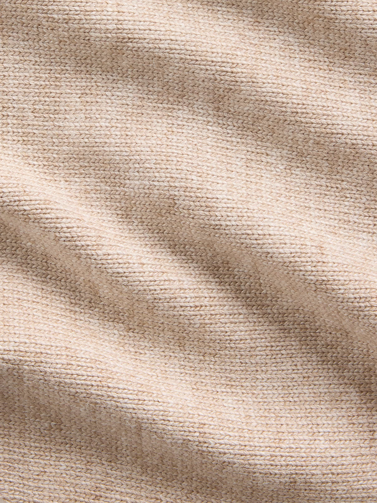 L'image numéro 2 présente Écharpe triangulaire en tricot