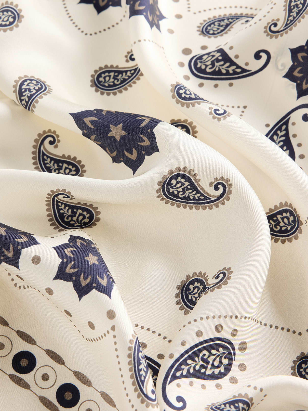 Image number 4 showing, 100% Silk Bandana