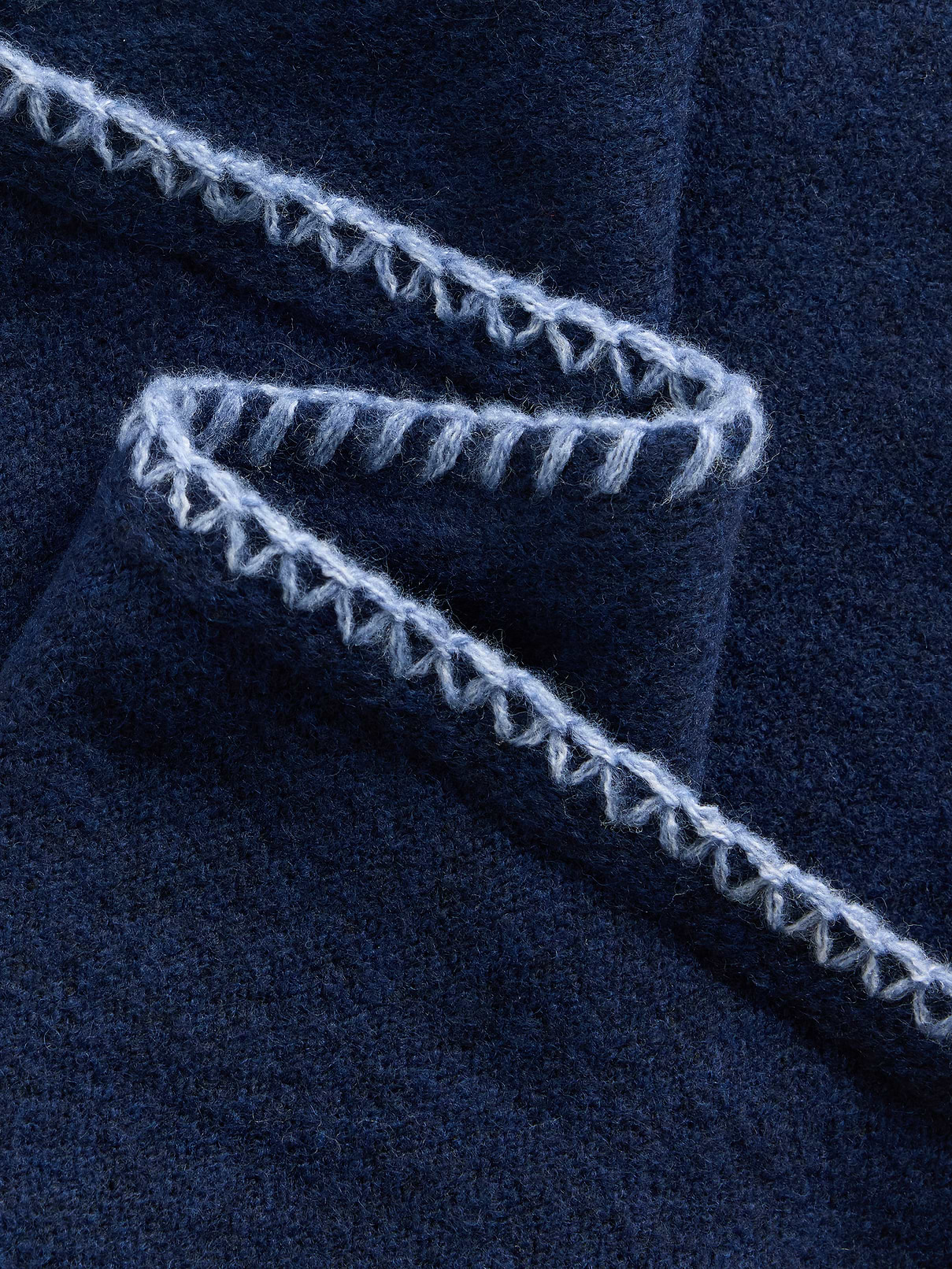 L'image numéro 4 présente Écharpe bandana à points roulés Effet cachemire