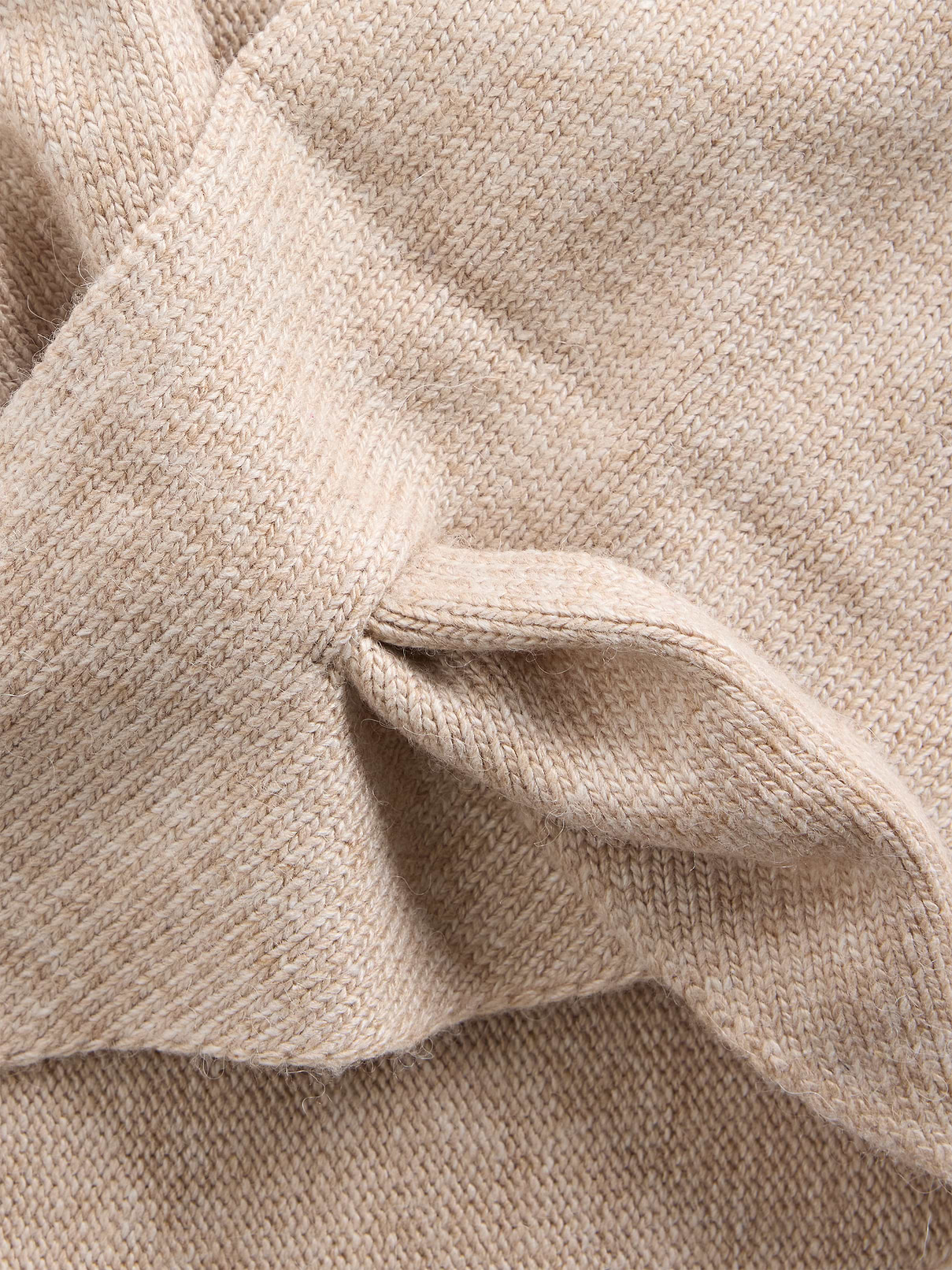 L'image numéro 3 présente Écharpe triangulaire en tricot