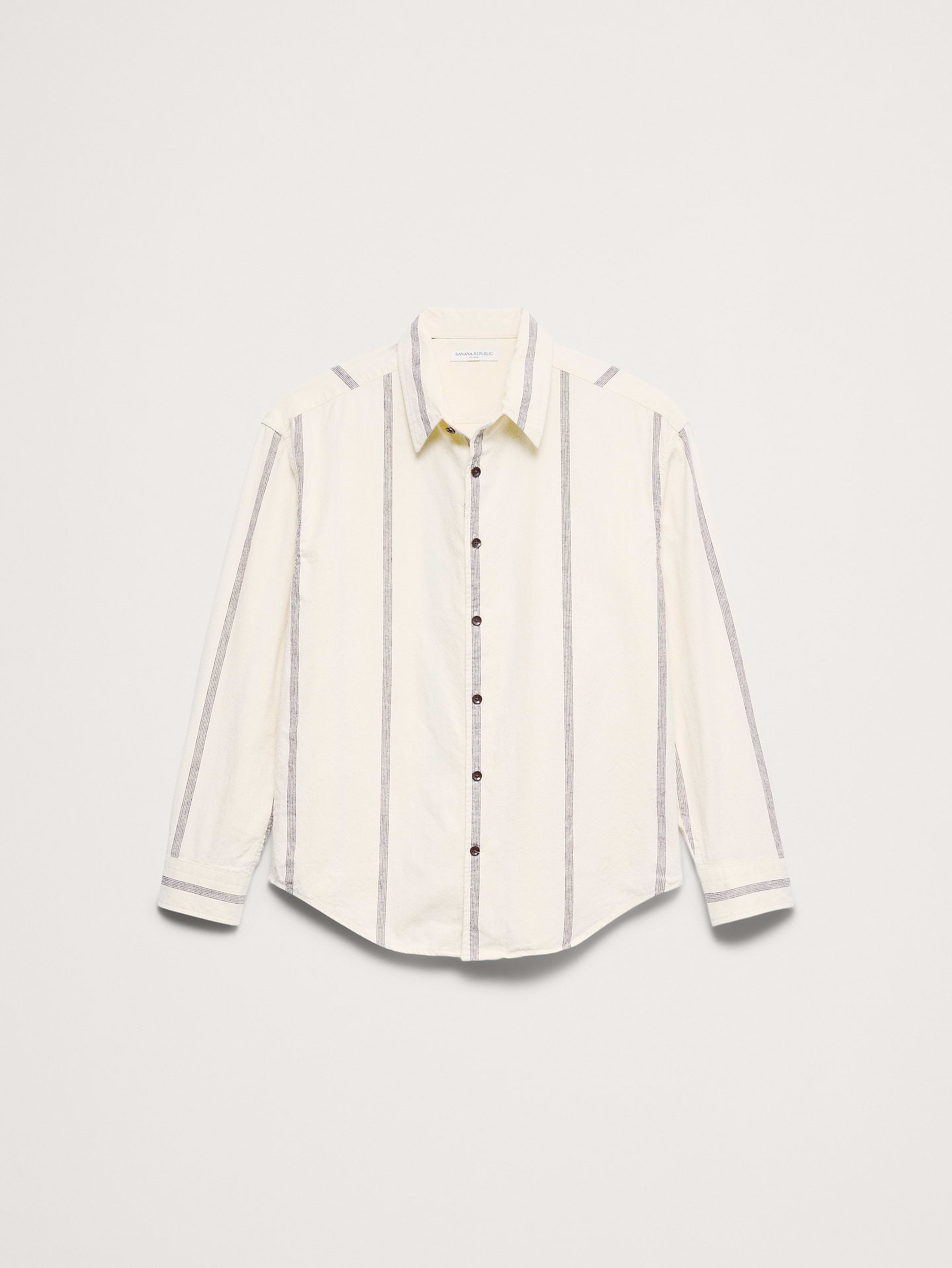 L'image numéro 5 présente Chemise décontractée à détails nopés en coton et lin